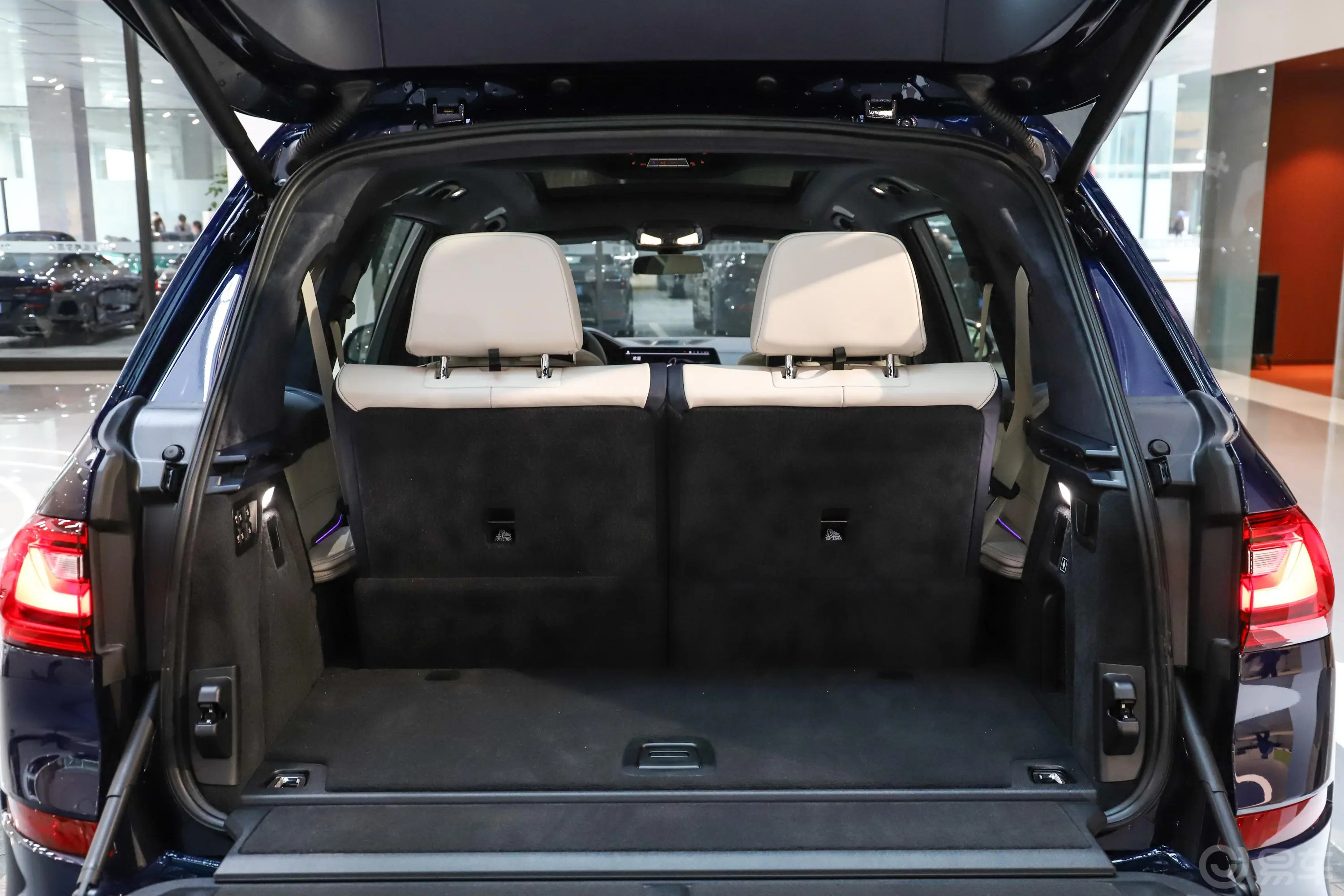宝马X7改款 xDrive M50i后备厢空间特写