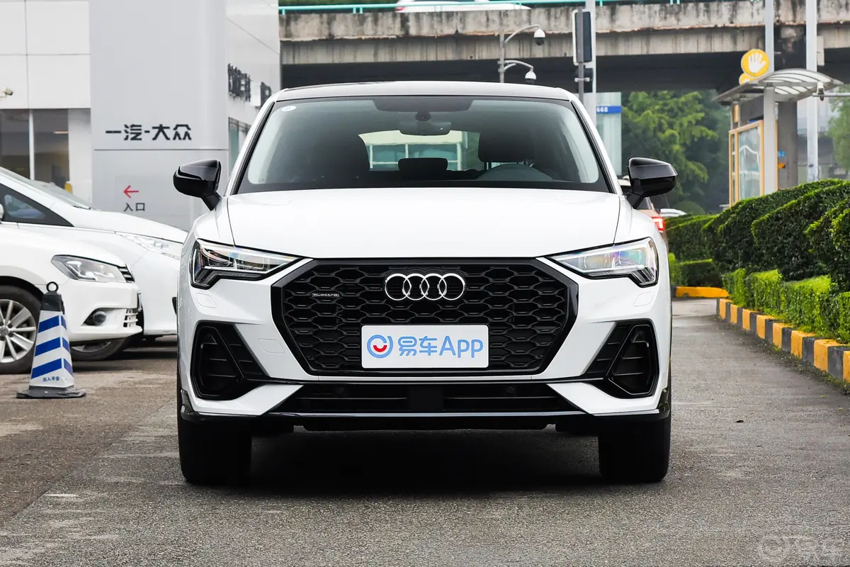 奥迪Q3 Sportback45 TFSI quattro 时尚型正前水平