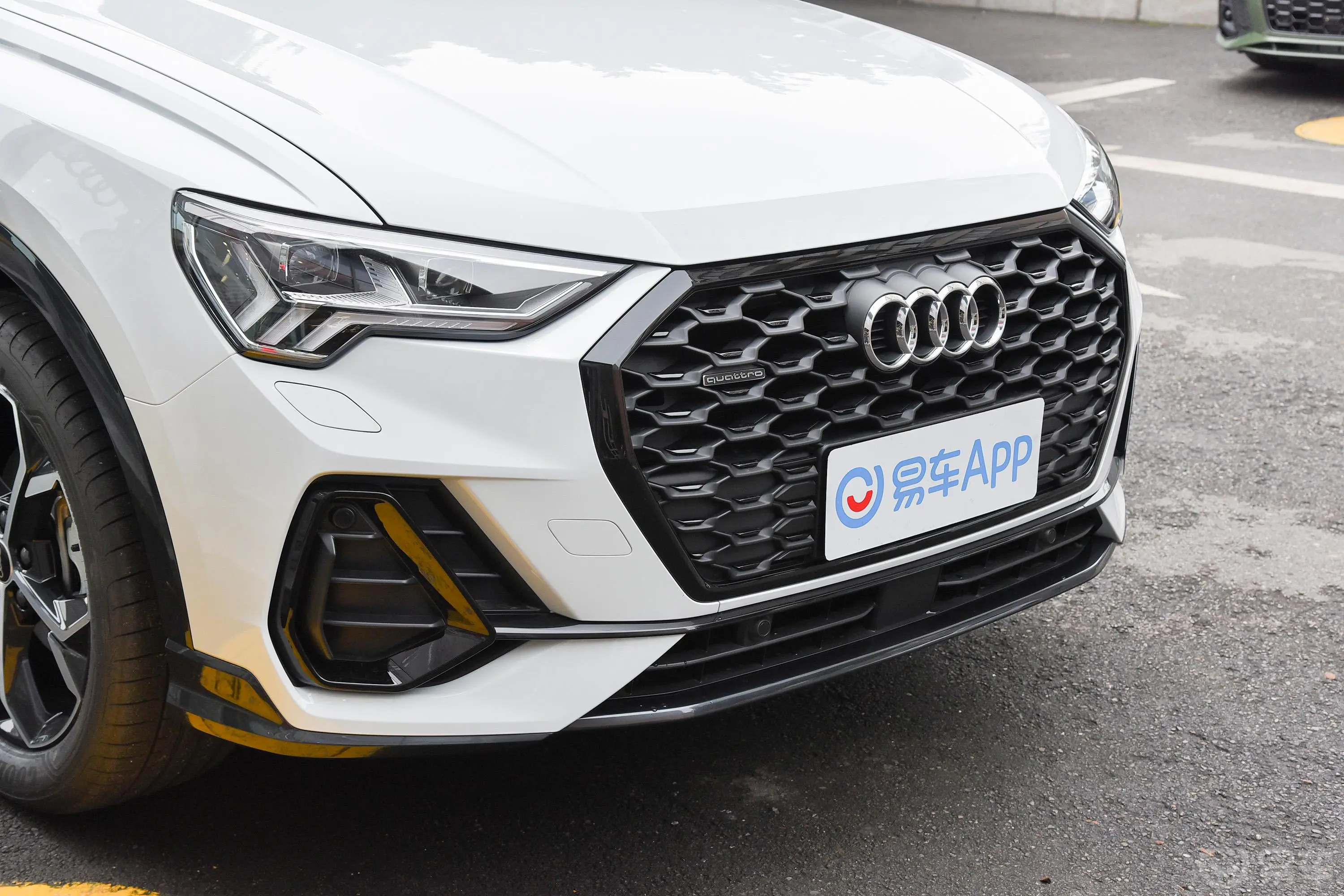 奥迪Q3 Sportback45 TFSI quattro 时尚型前格栅侧俯拍