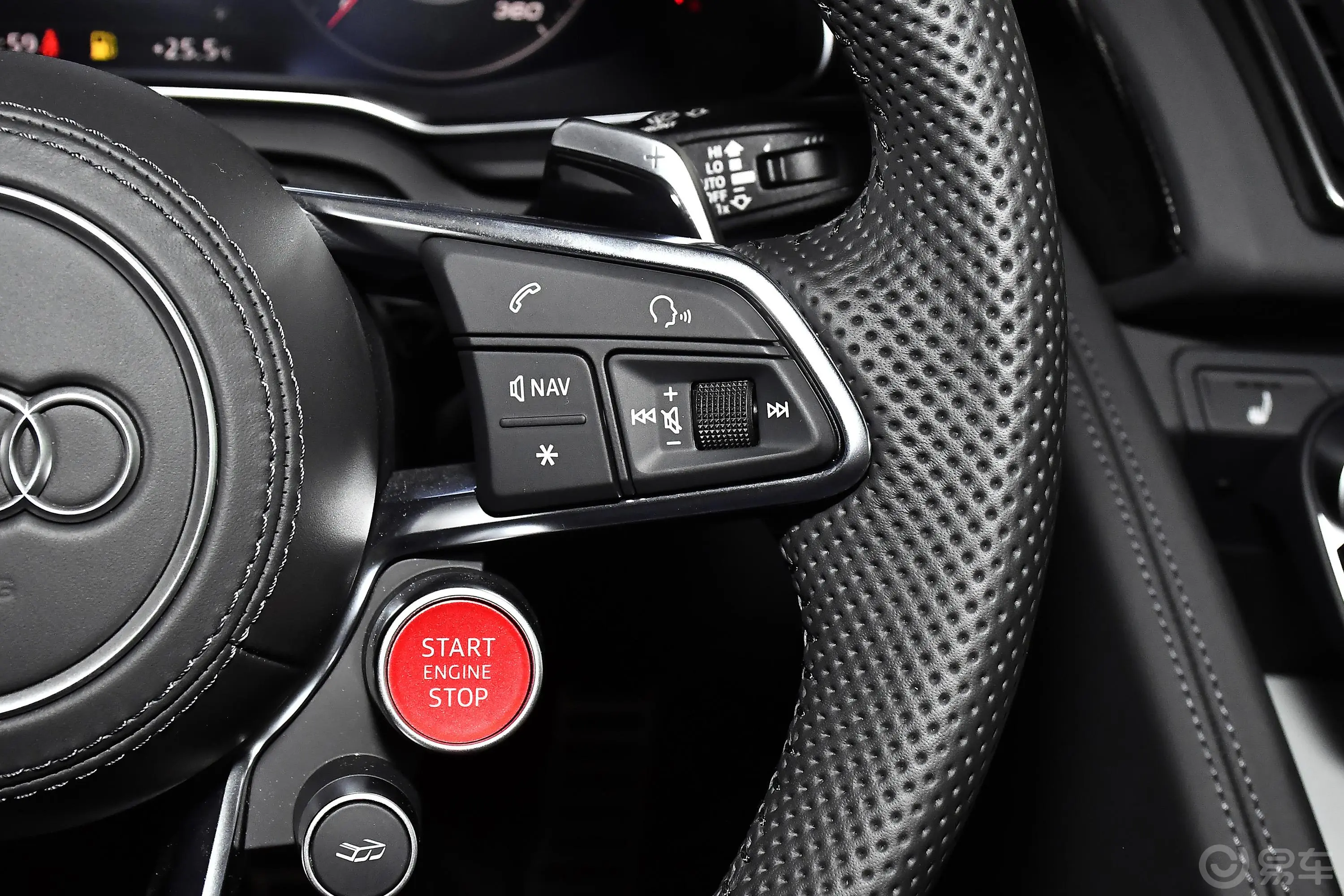 奥迪R8R8 V10 Coupe Performance右侧方向盘功能按键