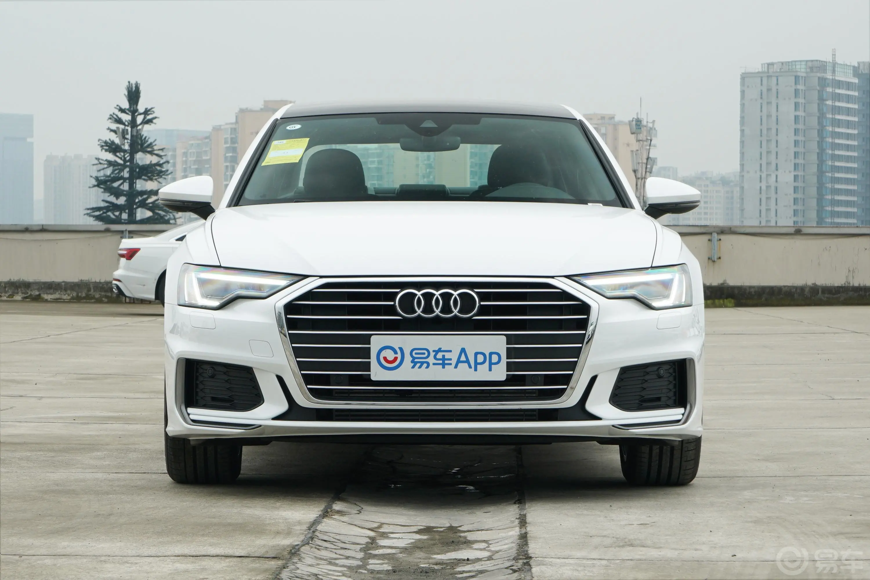 奥迪A6L45 TFSI 臻选动感型正前水平