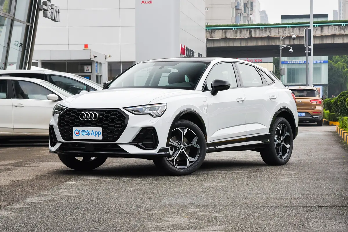 奥迪Q3 Sportback45 TFSI quattro 时尚型侧前45度车头向左水平