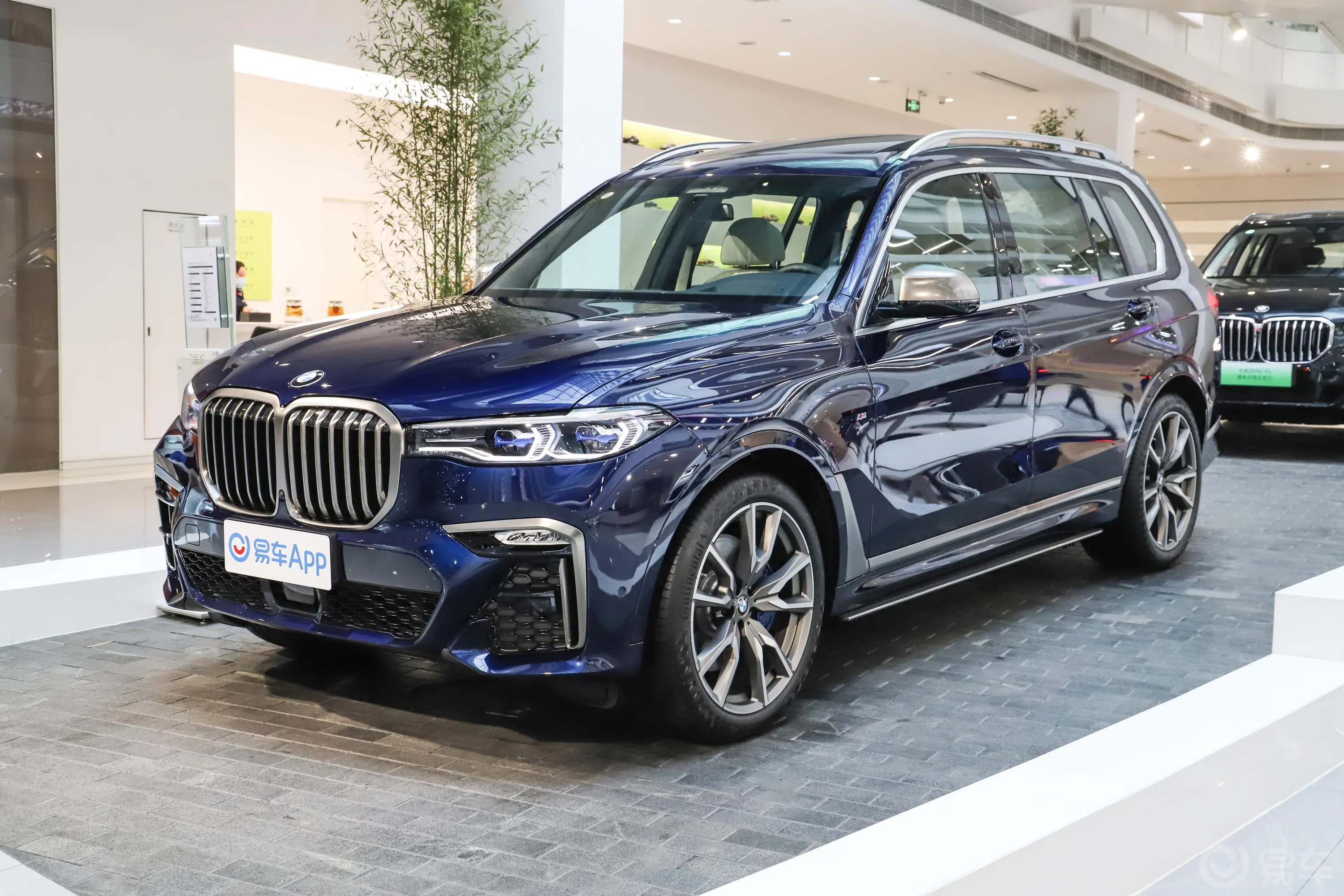 宝马X7改款 xDrive M50i侧前45度车头向左水平