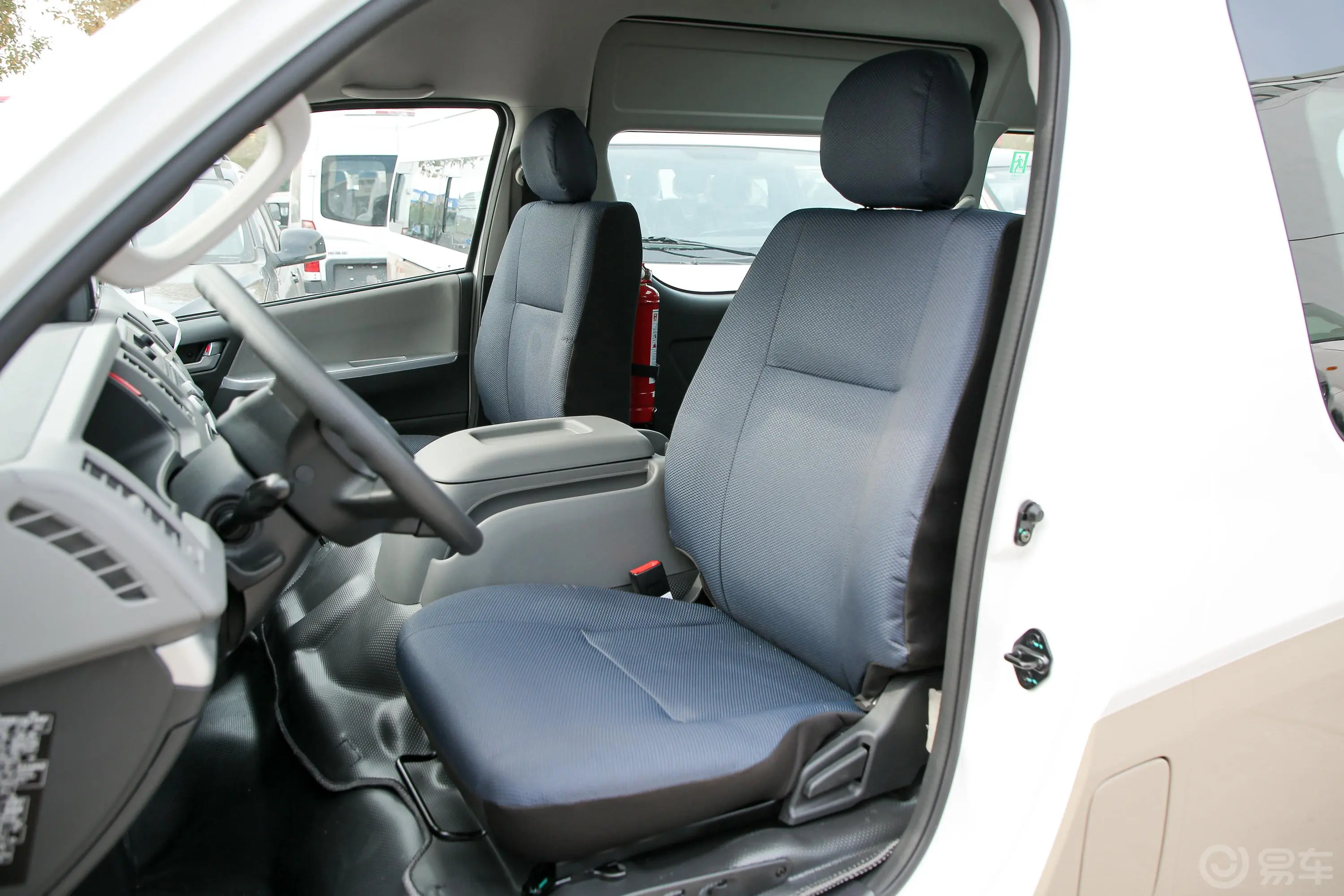 风景G9客车 2.4L 手动 长轴高顶 商运版 14座 汽油 国VI驾驶员座椅
