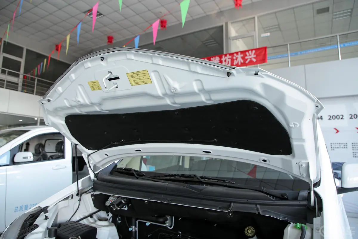 斯派卡改款2 1.5L CVT 舒适型发动机舱盖内侧