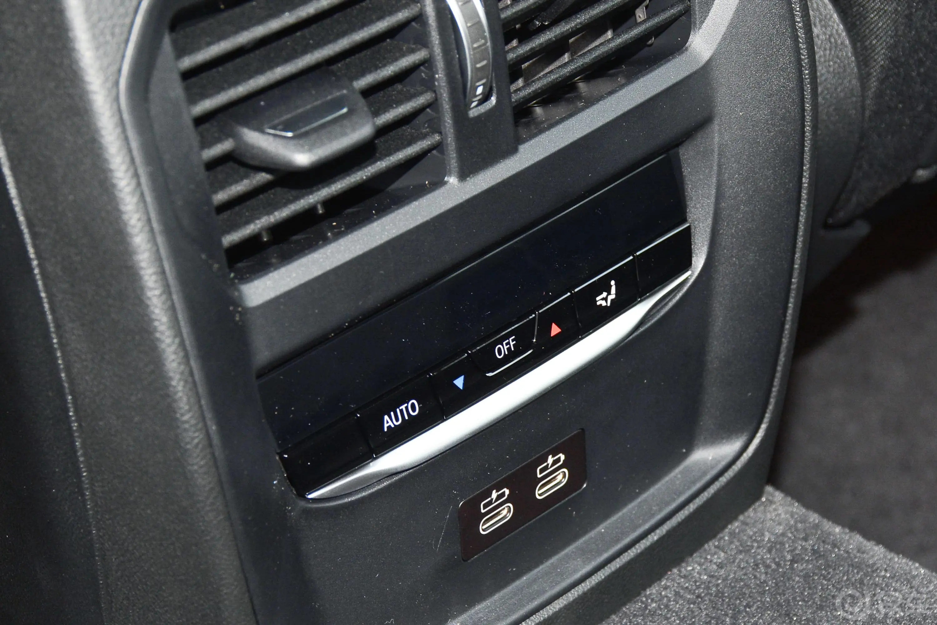 宝马4系四门轿跑车 425i M运动套装后排空调控制键