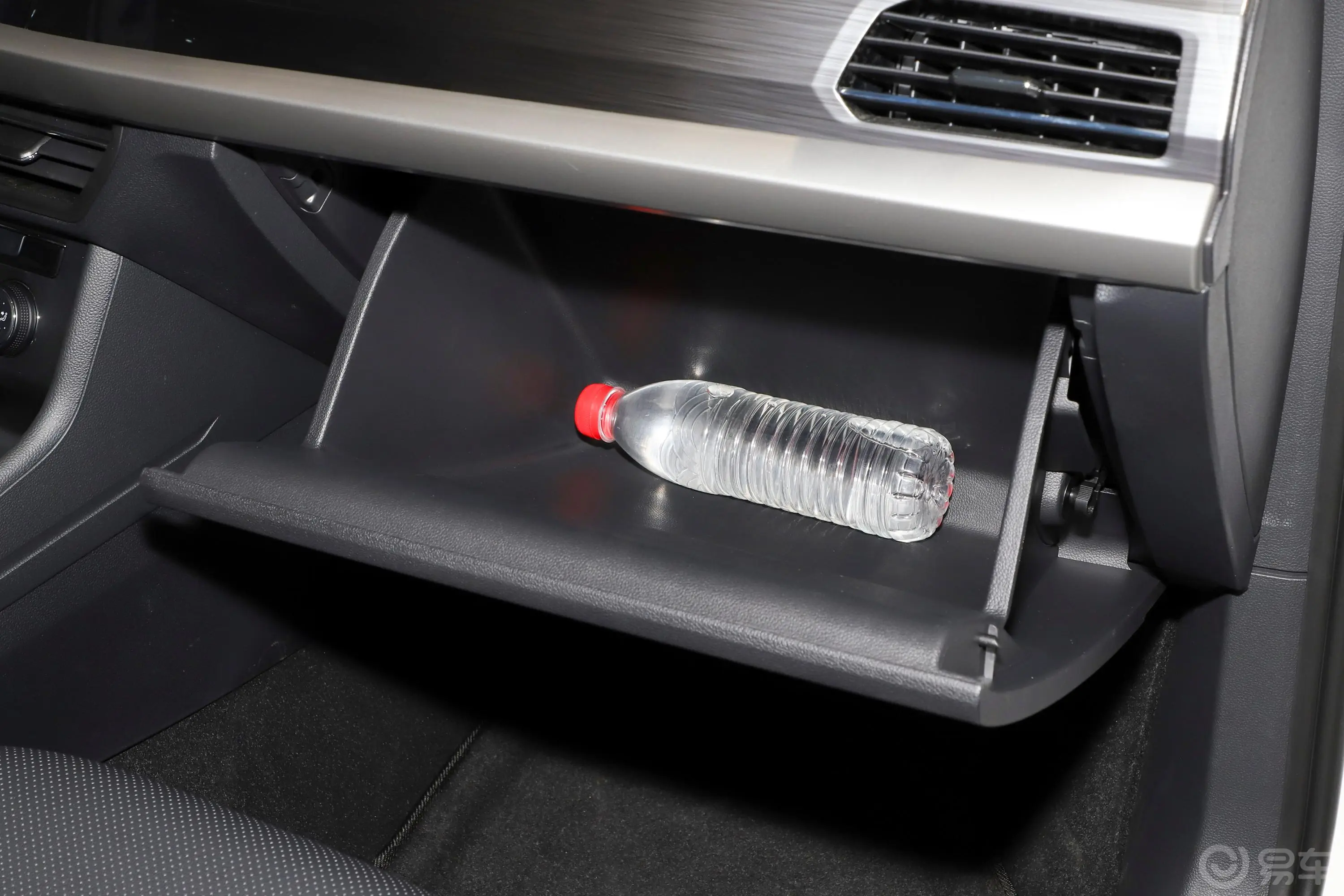 朗逸1.5L 自动舒适版手套箱空间水瓶横置