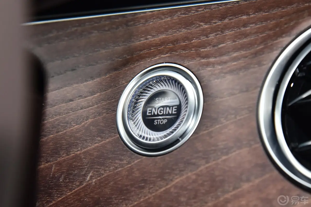 奔驰E级E 300 L 豪华型钥匙孔或一键启动按键