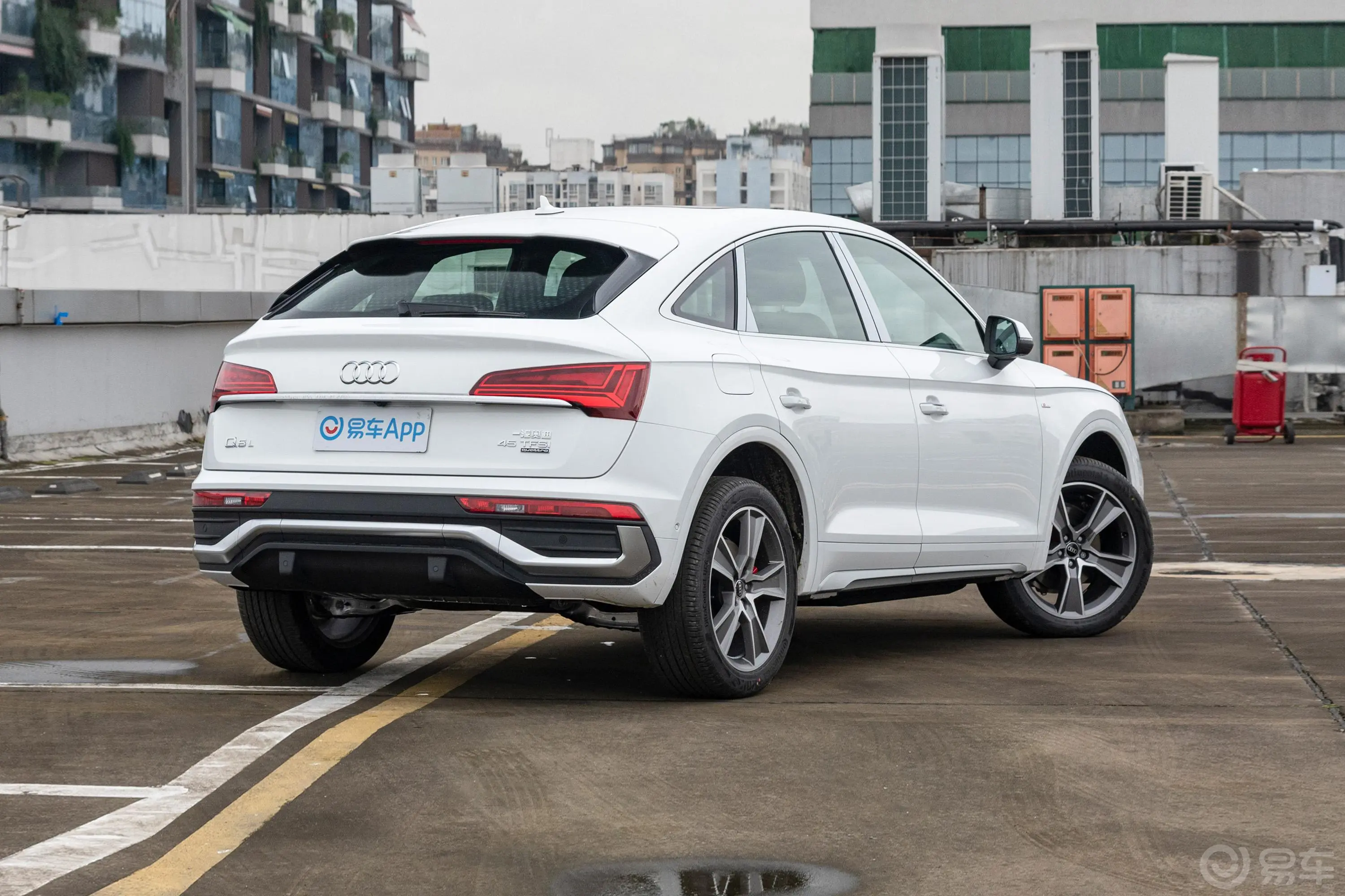 奥迪Q5L Sportback45 TFSI 豪华型侧后45度车头向右水平