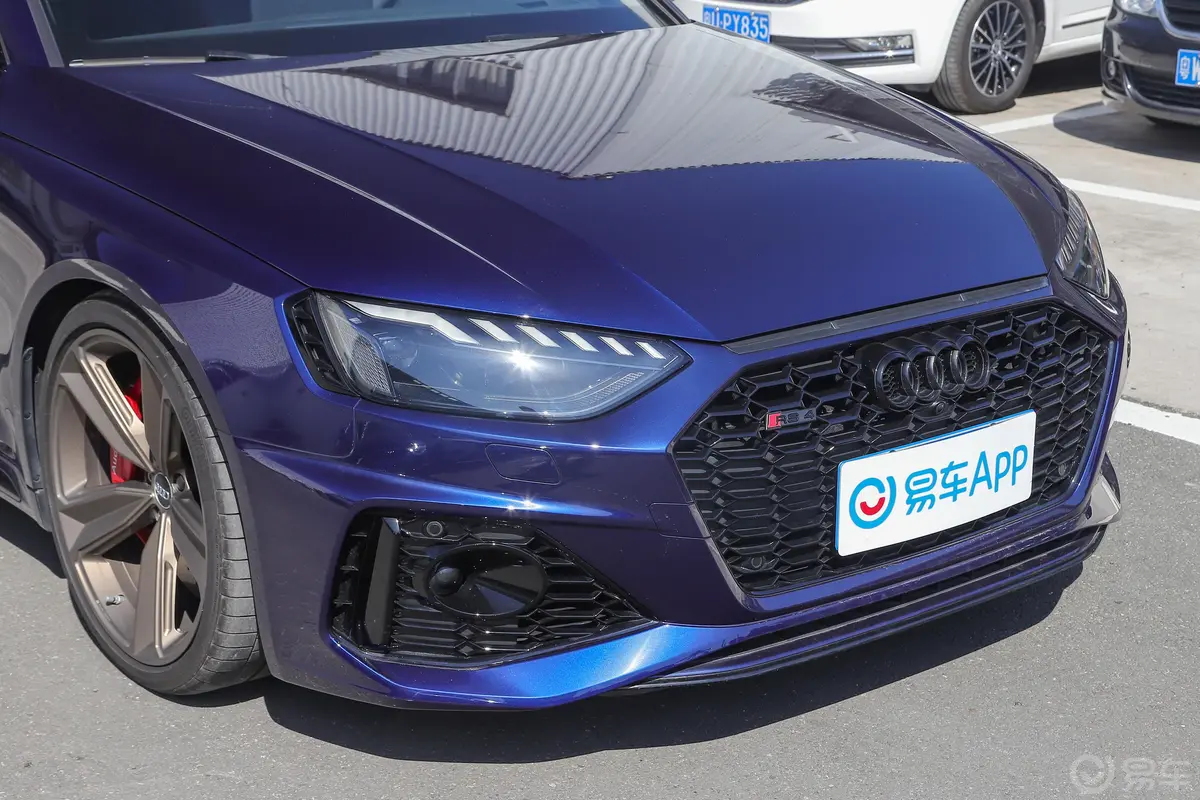 奥迪RS 42.9T Avant 暗金版前格栅侧俯拍