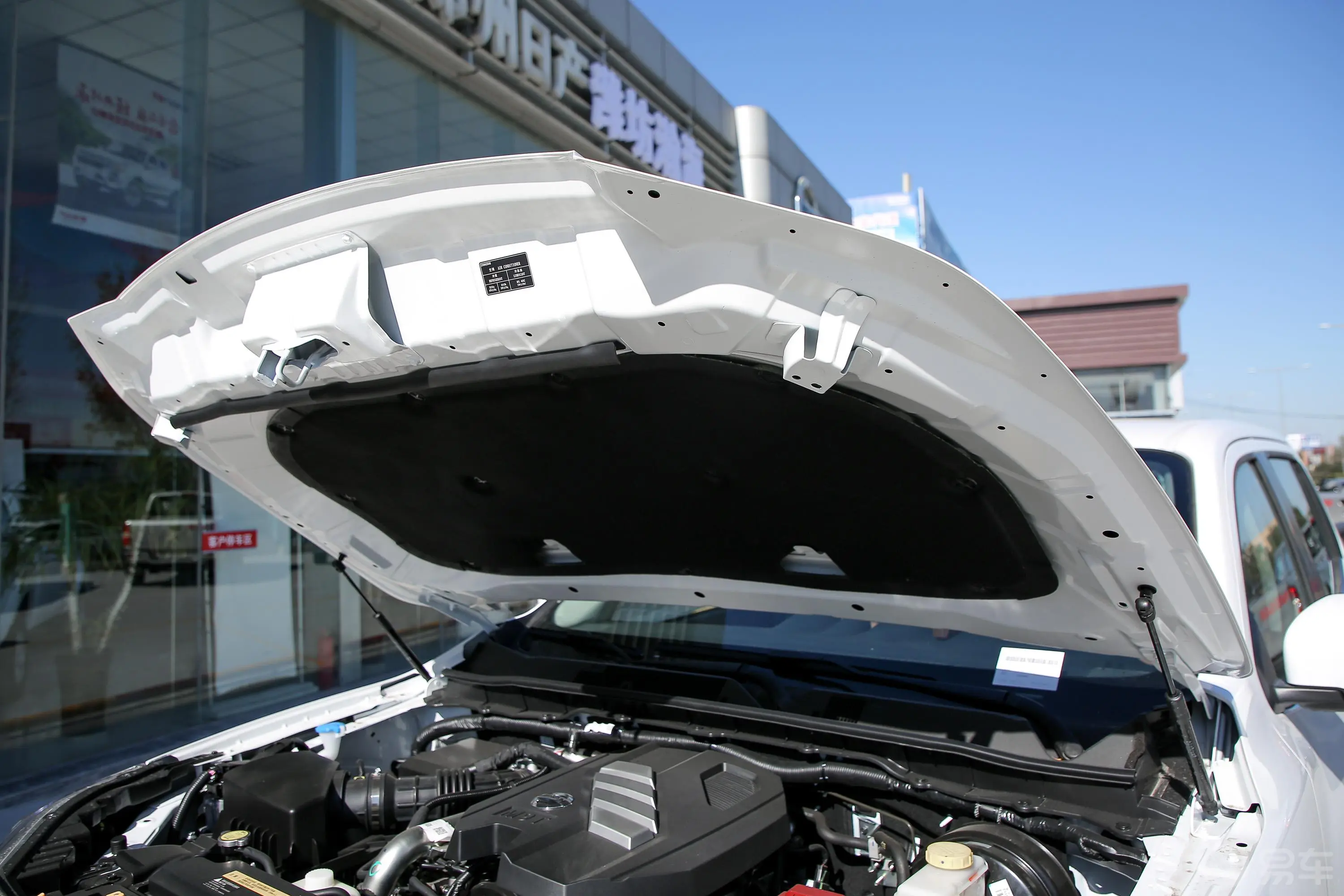 锐骐62.3T 自动两驱长货箱豪华版 柴油发动机舱盖内侧