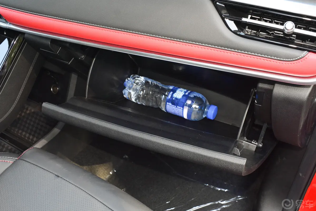 瑞虎7超能版 1.5T CVT超能勇士手套箱空间水瓶横置