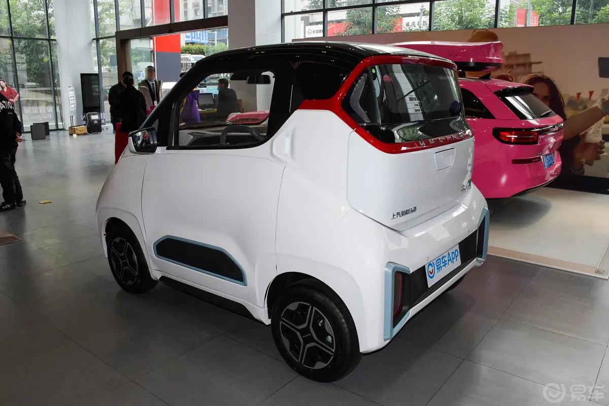 五菱NanoEV305km 玩乐款侧后45度车头向左水平