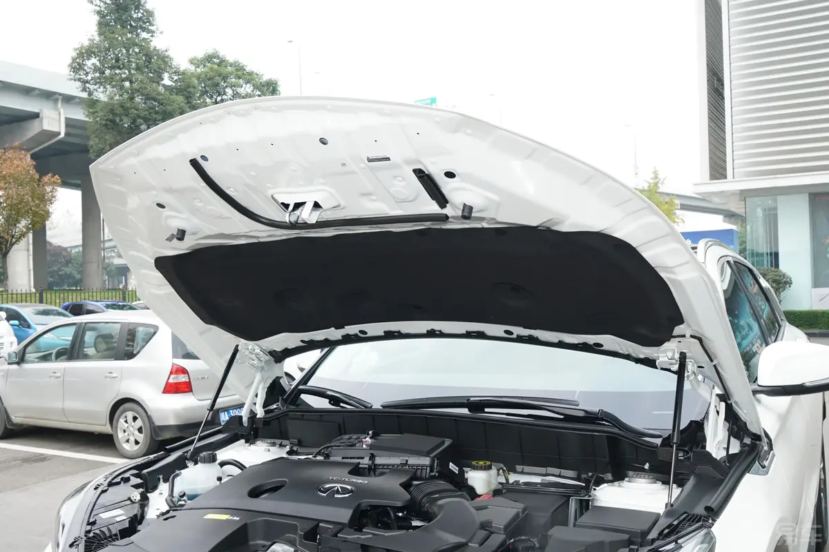 英菲尼迪QX502.0T 四驱菁英版发动机舱盖内侧