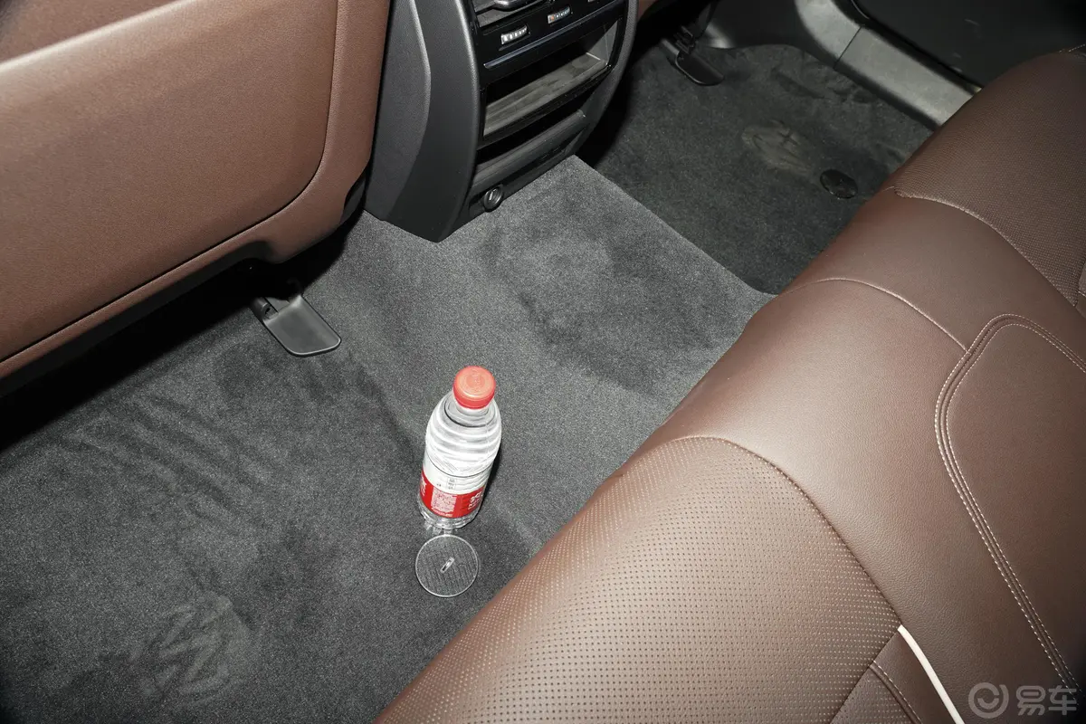 宝马5系改款 530Li 领先型 豪华套装后排地板中间位置