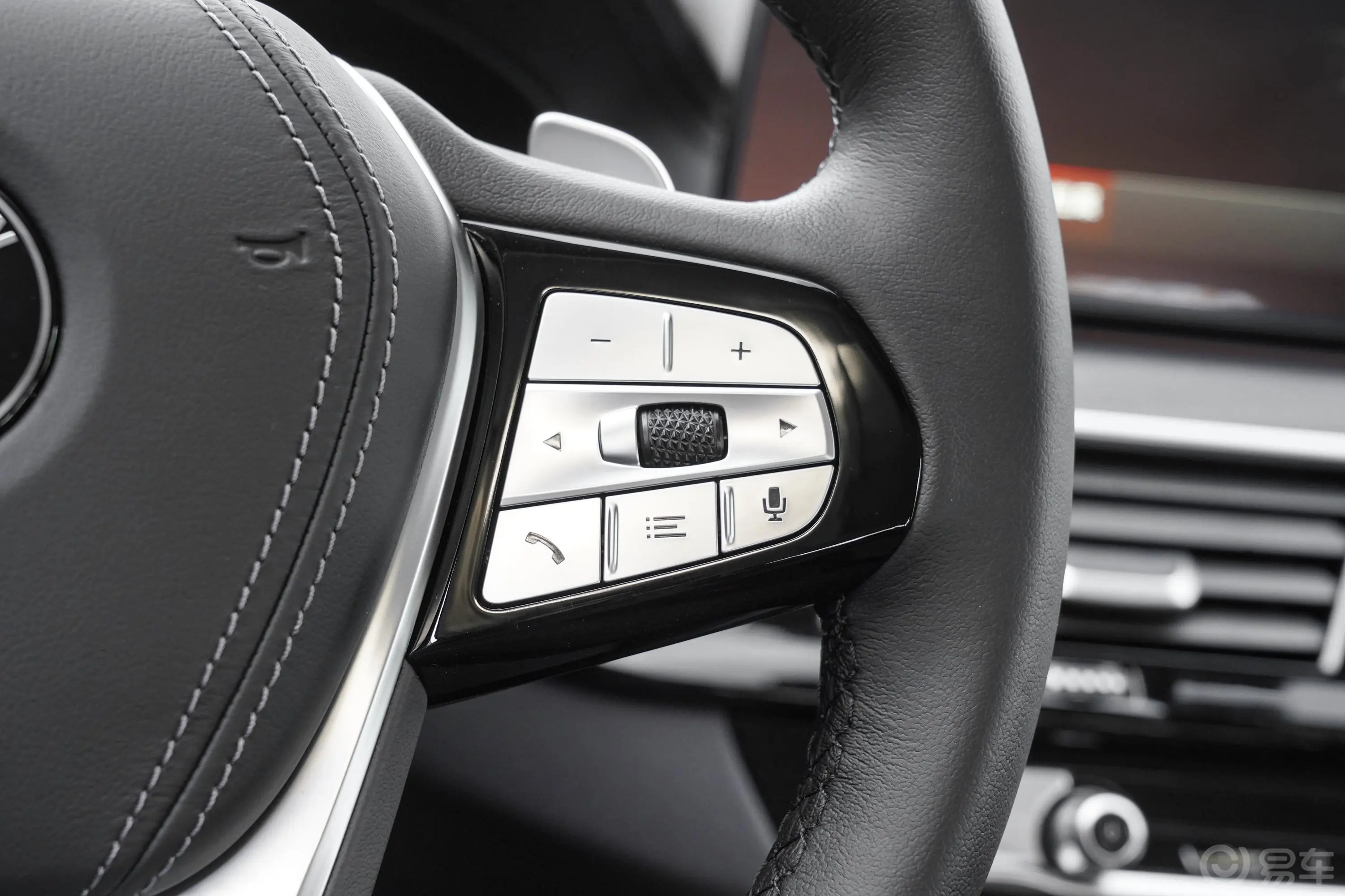 宝马5系改款 530Li 领先型 豪华套装右侧方向盘功能按键