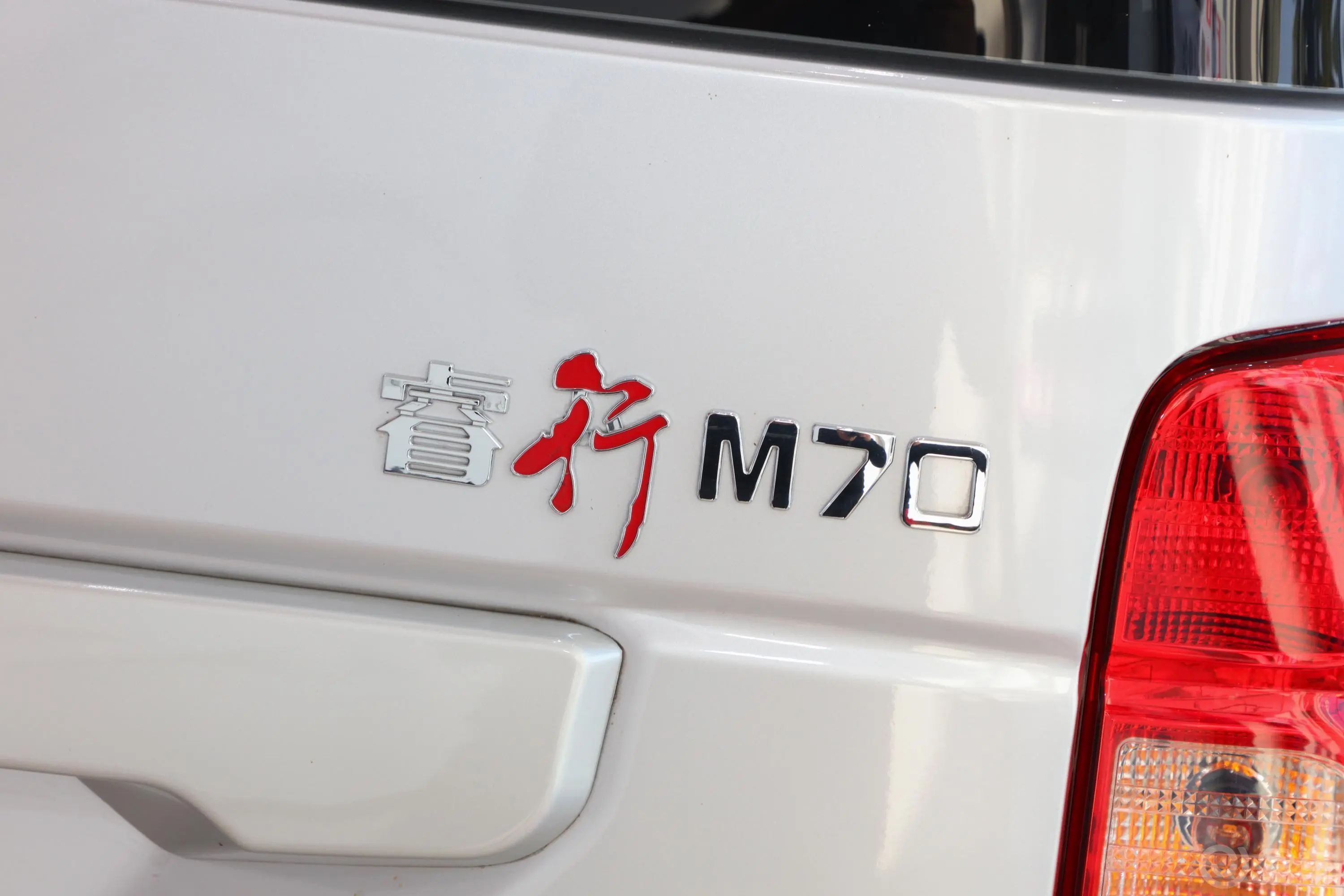 睿行M701.5L 手动 舒适型 背掀门 7座 国VI外观