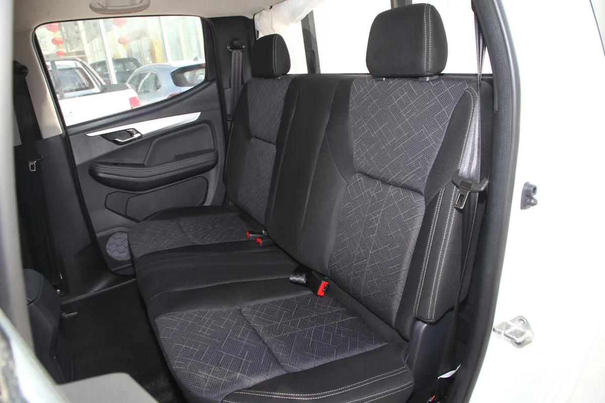 瑞迈2.4T 四驱长轴舒适版 汽油后排座椅