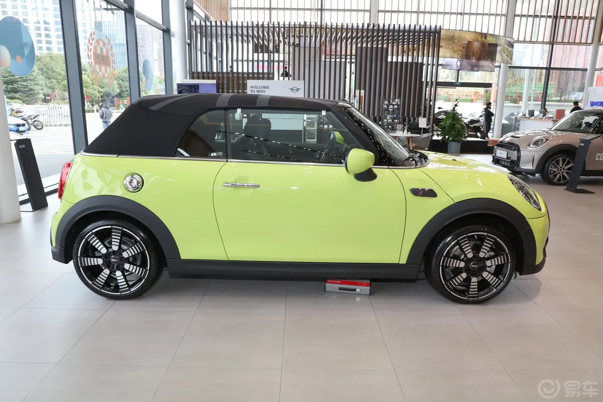 MINI CABRIO改款 2.0T COOPER S CABRIO 艺术家正侧车头向右水平