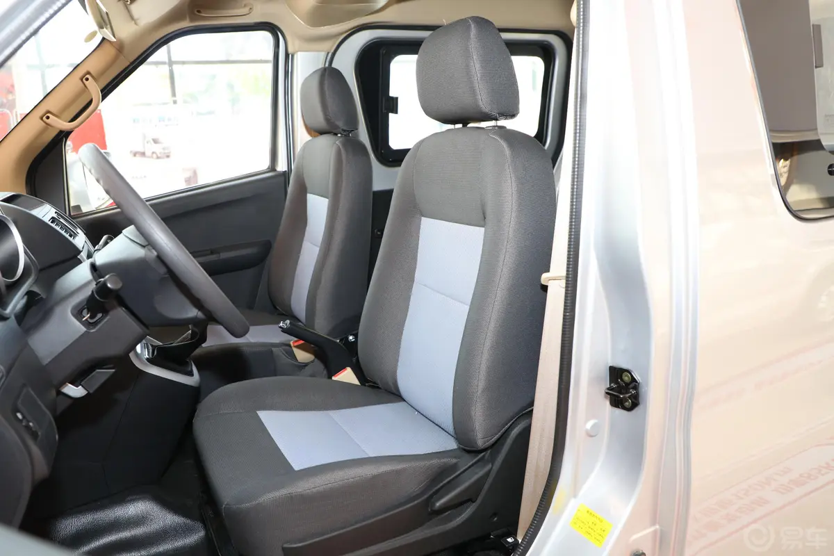 睿行M701.5L 手动 舒适型 背掀门 7座 国VI驾驶员座椅