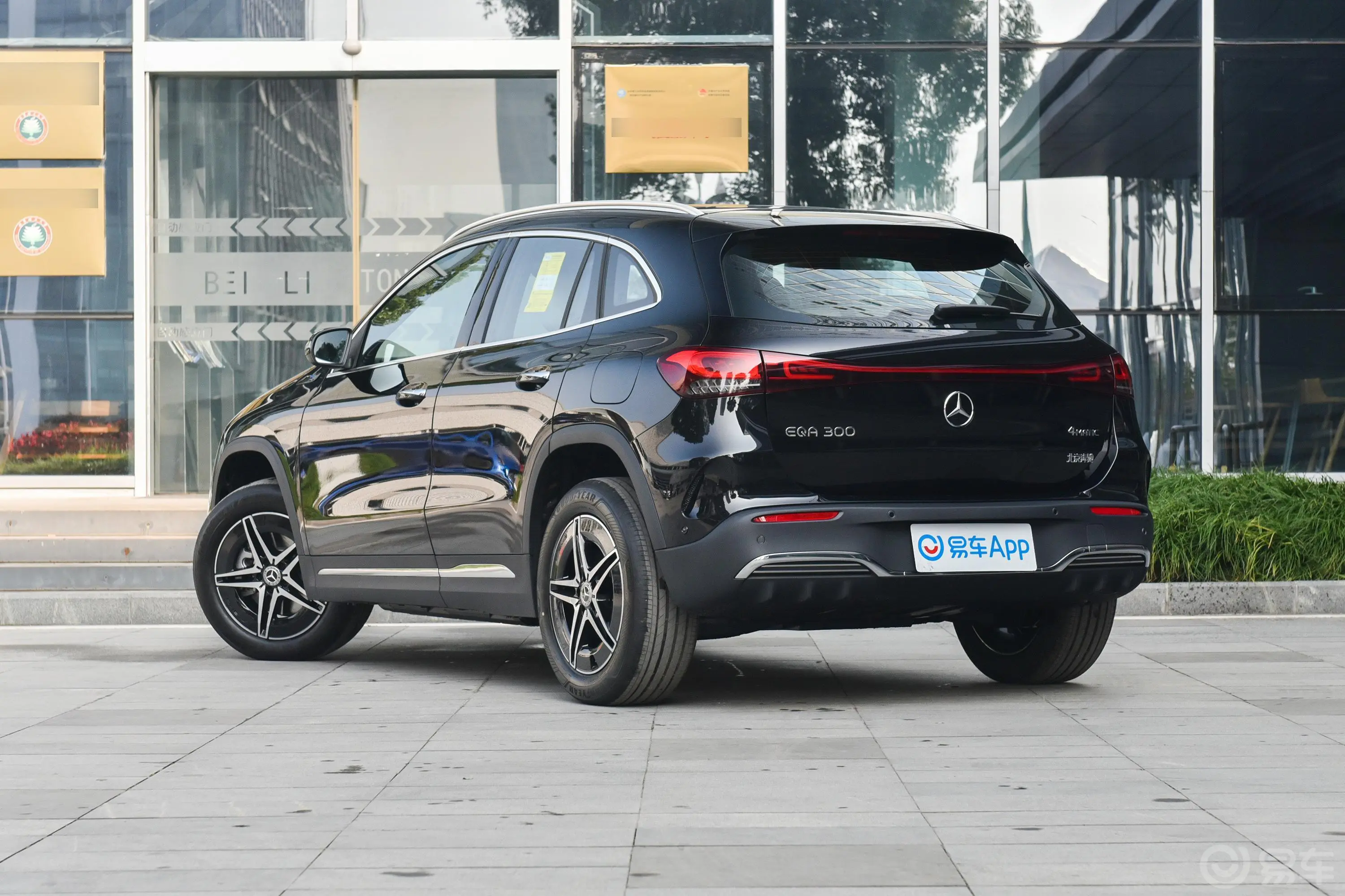 奔驰EQAEQA 300 4MATIC 首发特别版外观