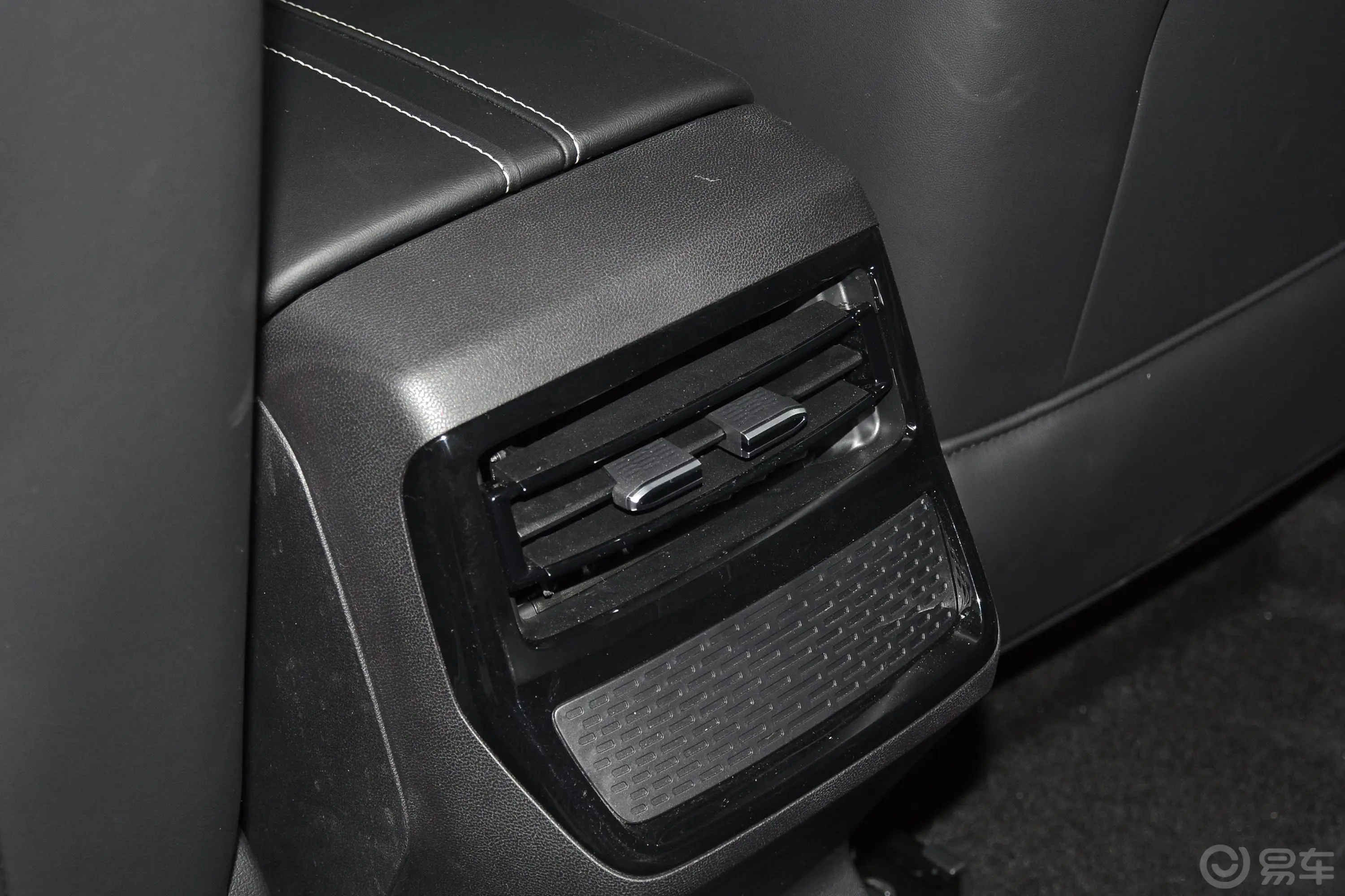 荣威RX5 MAX1.5T 有为尊贵版后排空调控制键