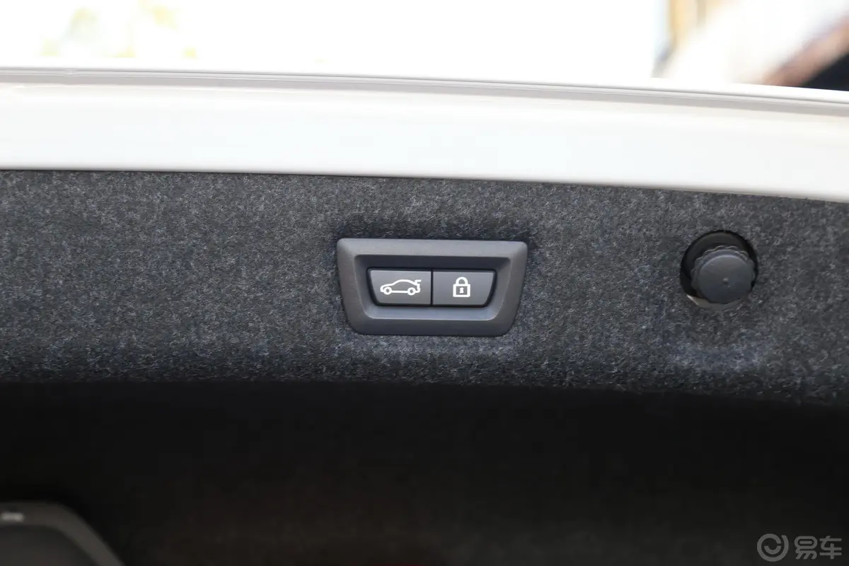 宝马5系改款 525Li M运动套装电动尾门按键（手动扶手）