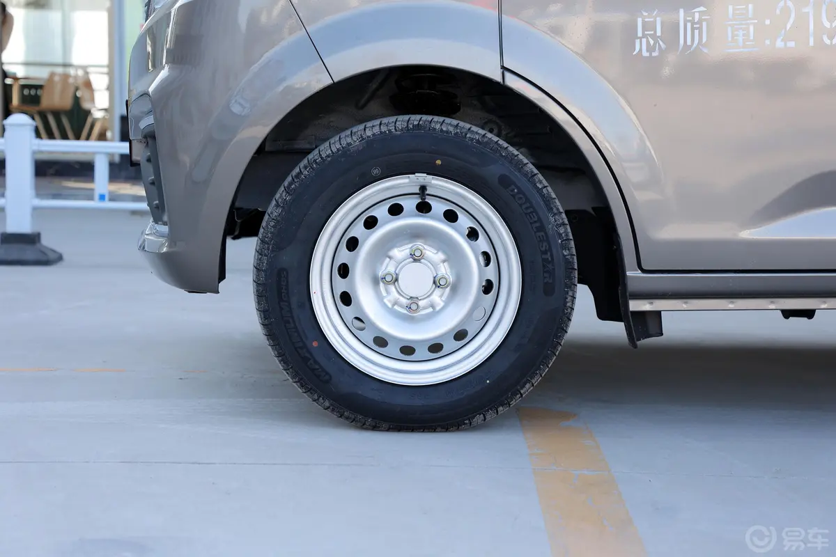 跨越星V31.5L 厢式舒适型 5座外观