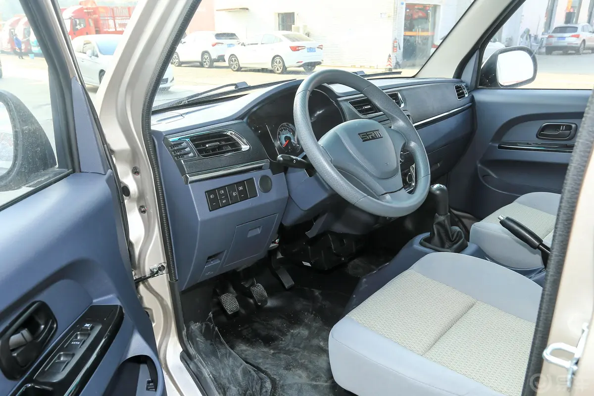 鑫源小海狮X301.5L 手动 厢货舒适型 2/5座 CNG驾驶位区域