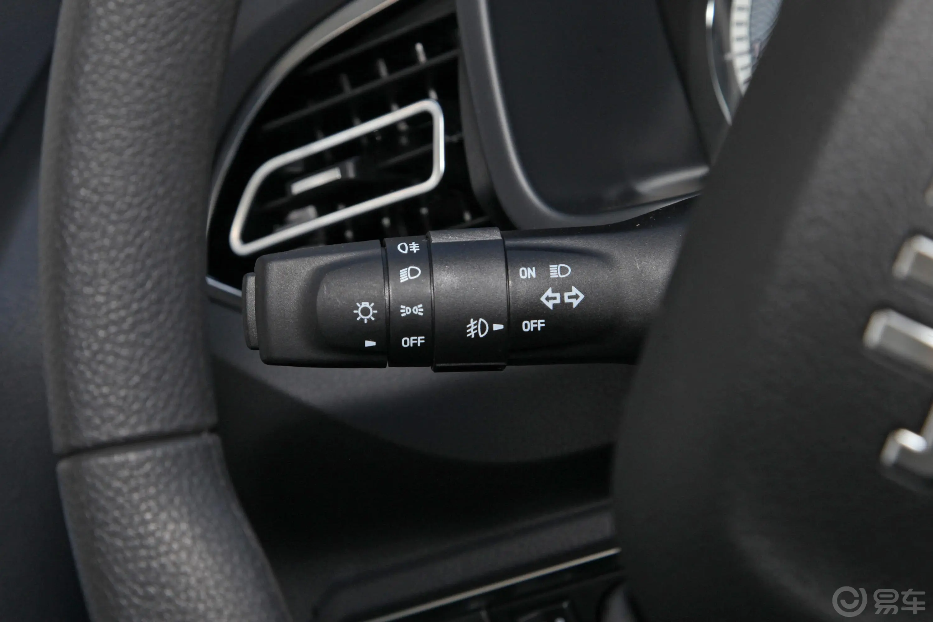 瑞迈2.8T 四驱长轴舒适版 柴油灯光控制区