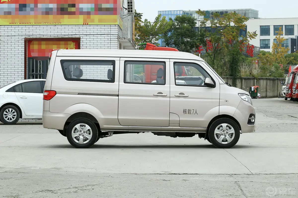 鑫源小海狮X301.5L 手动 舒适型中央空调版 7座 CNG正侧车头向右水平