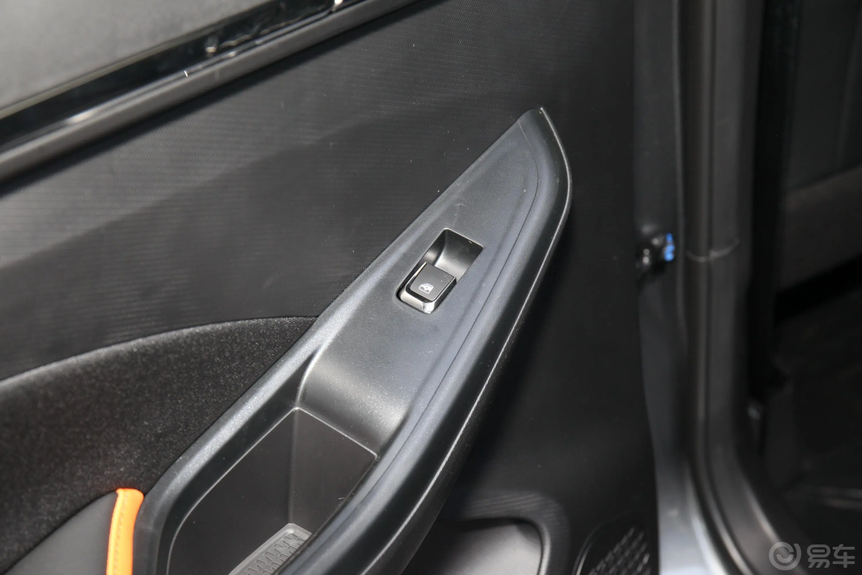 长安欧尚X5运动版 1.5T 双离合旋风冲锋型后车窗调节