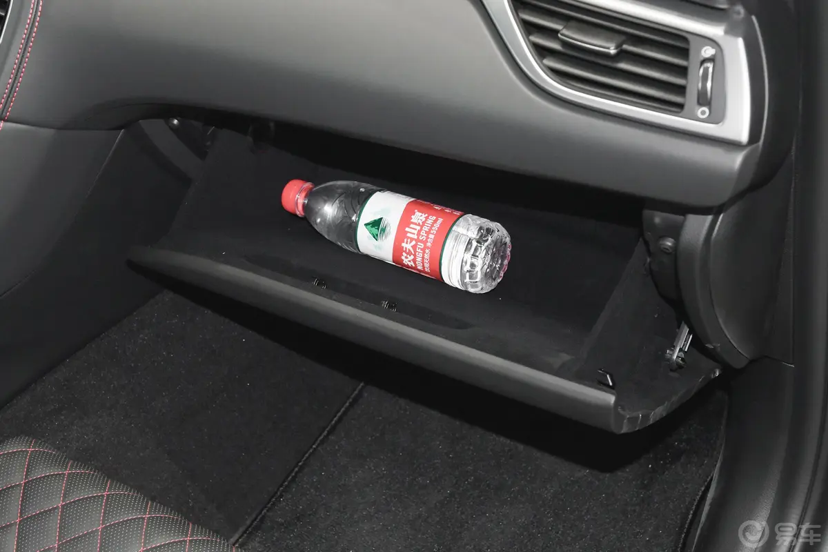 捷尼赛思G702.0T 四驱 Edition 1 限定版手套箱空间水瓶横置