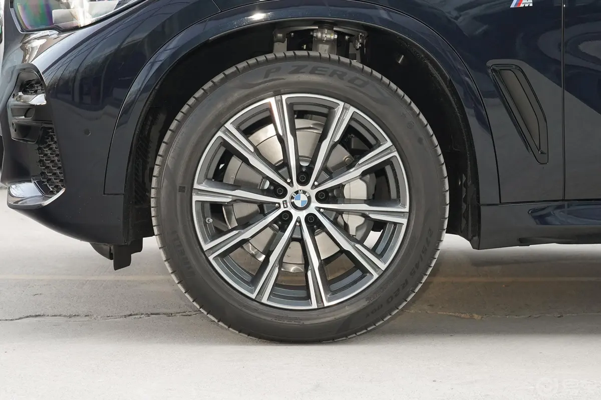 宝马X5(进口)xDrive30i M运动套装前轮毂造型