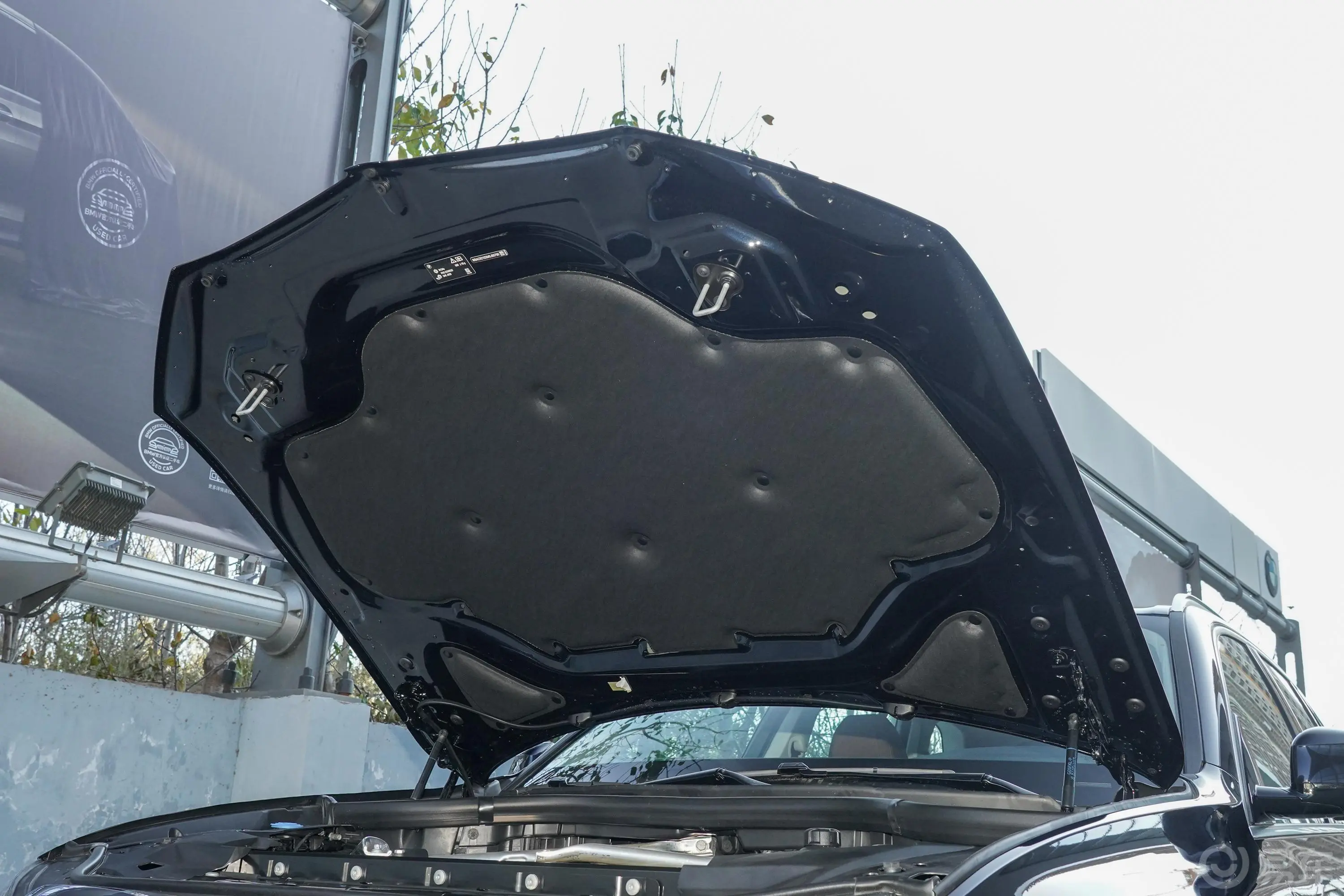 宝马X5(进口)xDrive30i M运动套装发动机舱盖内侧