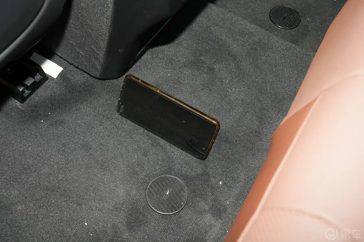 宝马X5(进口)xDrive30i M运动套装后排地板中间位置