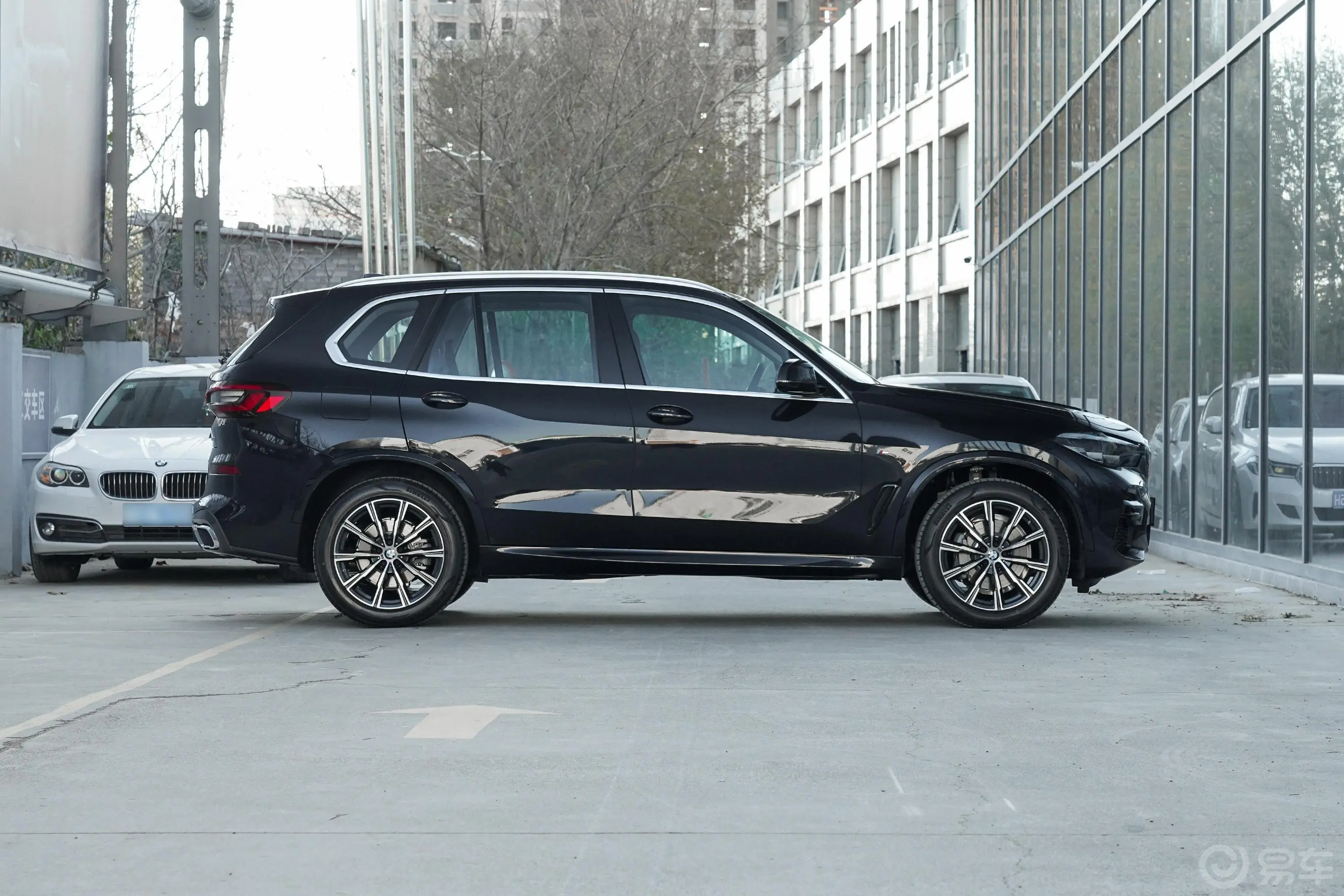 宝马X5(进口)xDrive30i M运动套装正侧车头向右水平