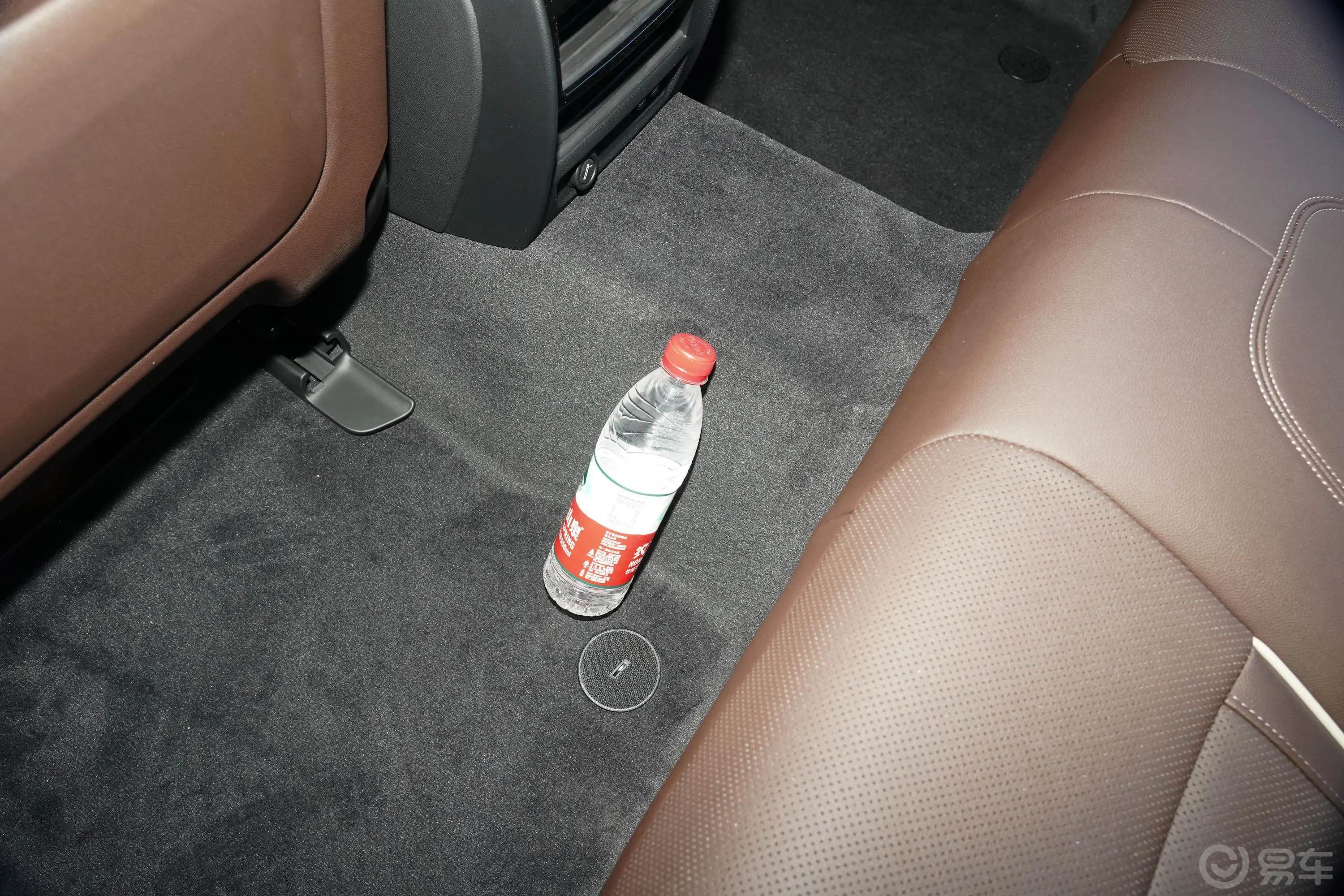 宝马5系 插电混动改款 535Le M运动套装后排地板中间位置