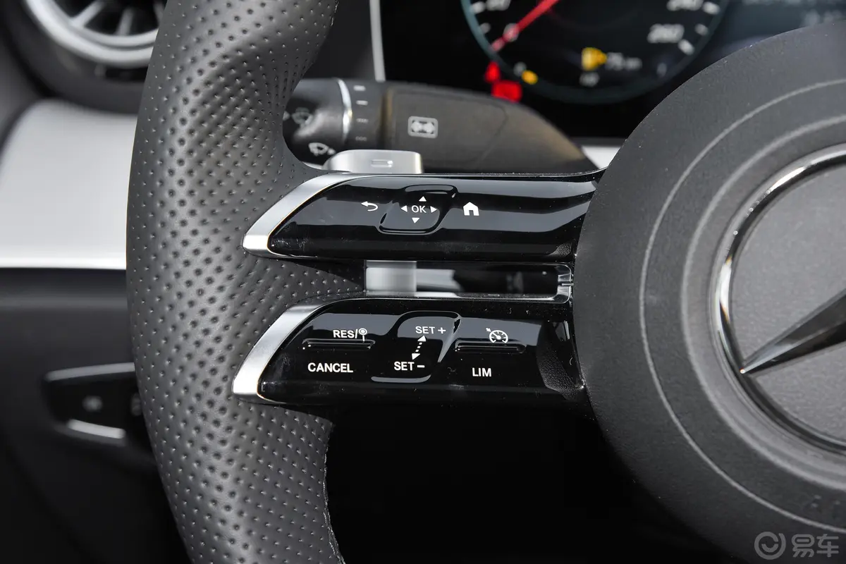 奔驰E级(进口)改款 E 260 轿跑车左侧方向盘功能按键