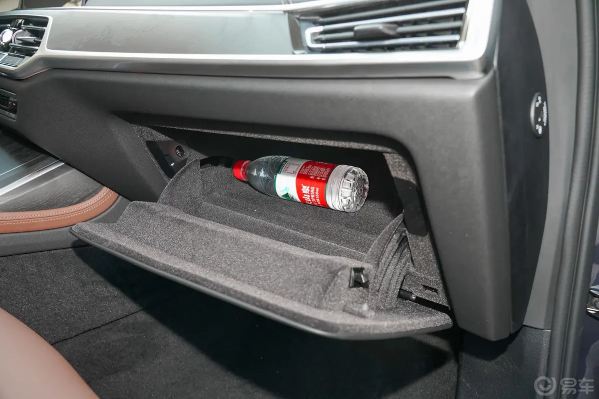 宝马X7xDrive40i 尊享型 M运动套装手套箱空间水瓶横置