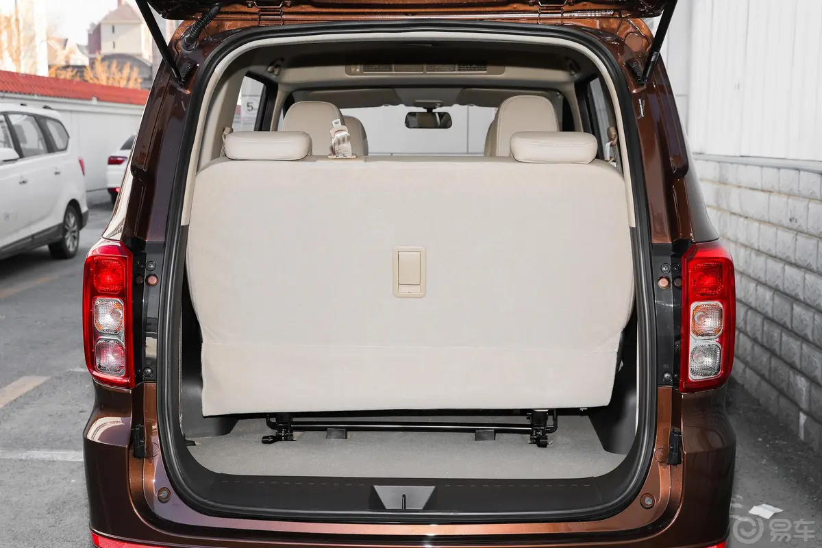 五菱宏光S改款 1.5L 手动舒适型后备厢空间特写