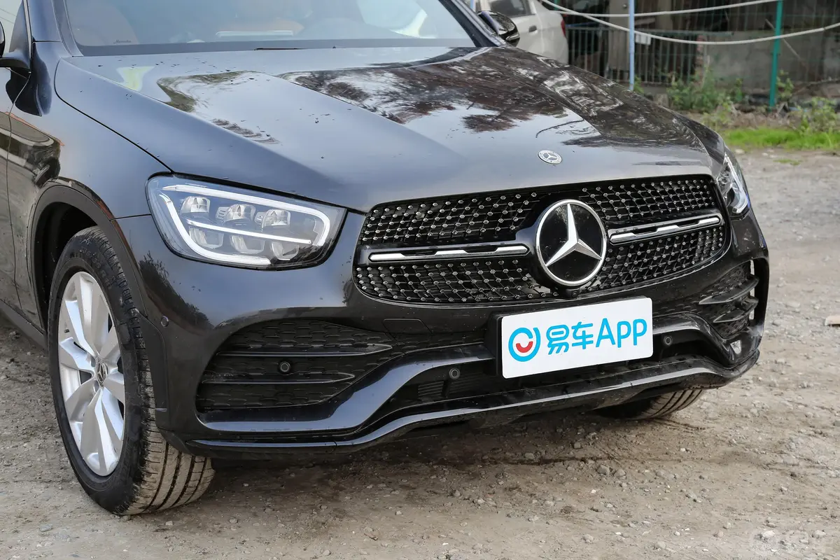 奔驰GLC轿跑GLC 260 4MATIC 轿跑SUV大灯侧45度俯拍