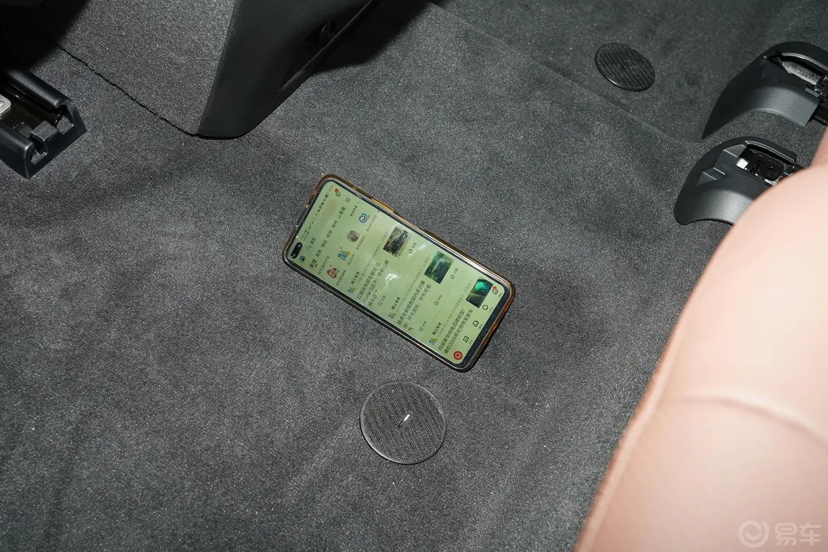 宝马X7xDrive40i 领先型 豪华套装后排地板中间位置