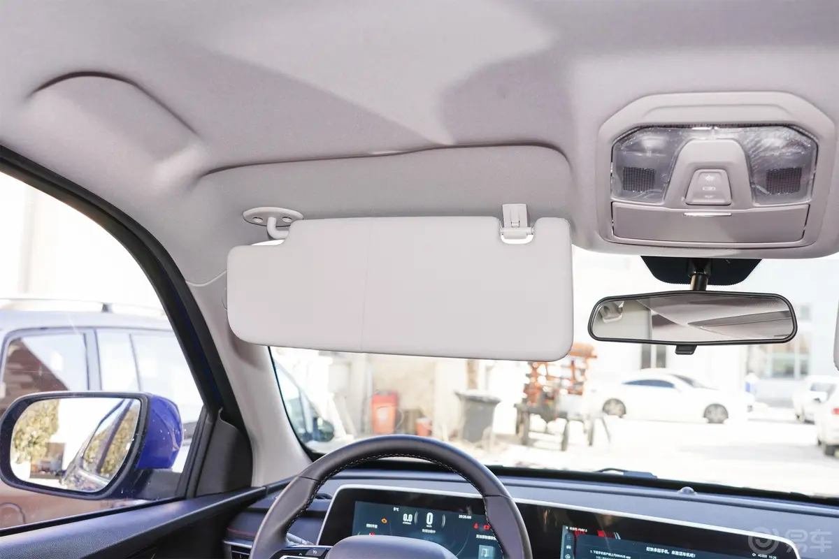 大通T902.0T 自动两驱标箱高底盘舒享型 汽油驾驶位遮阳板