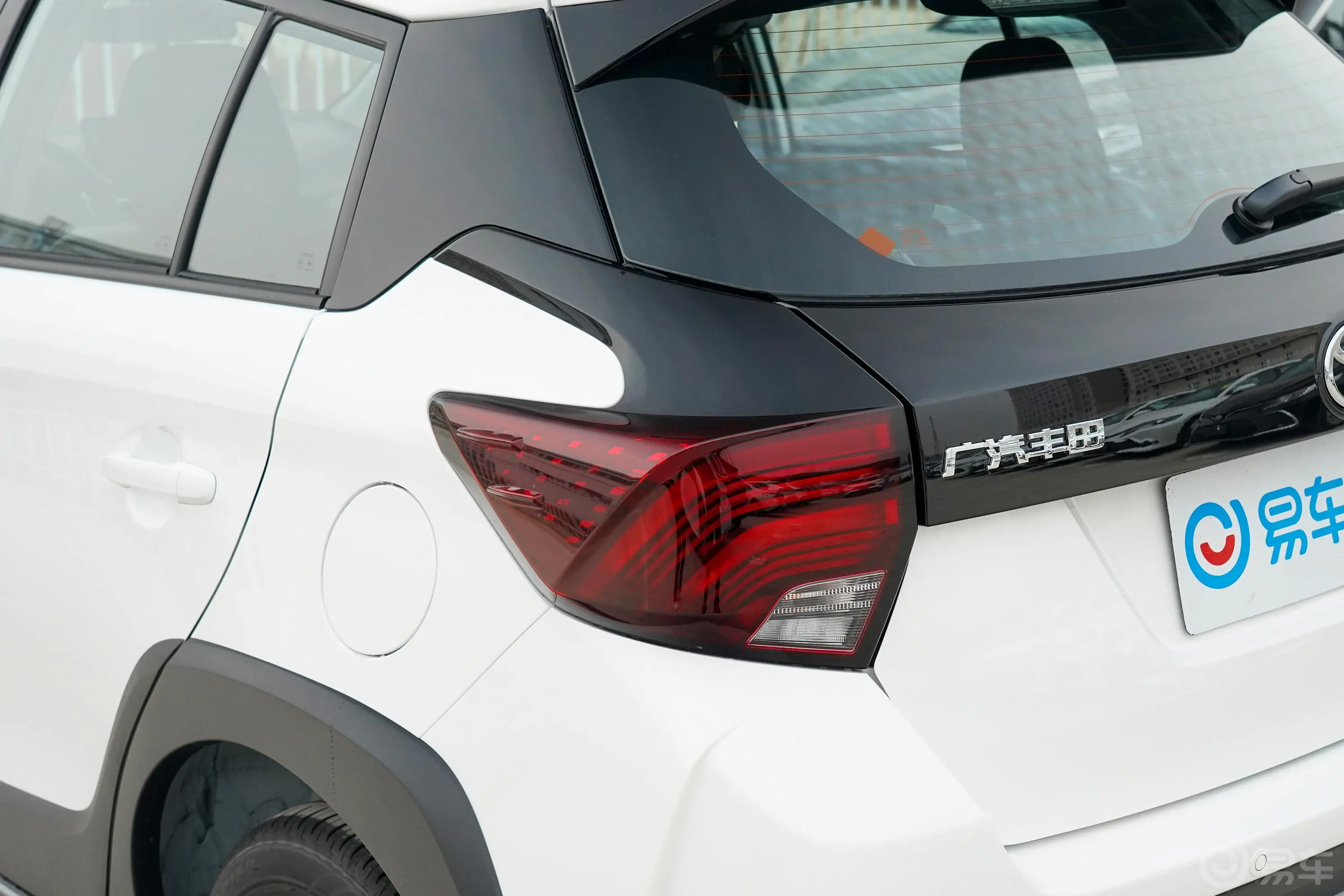 YARiS L 致炫致炫X 1.5L CVT 领先PLUS版尾灯侧45度俯拍