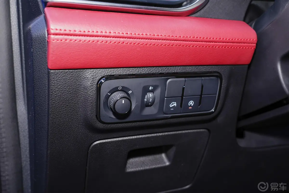 大通T902.0T 自动两驱标箱高底盘舒享型 汽油后视镜调节键