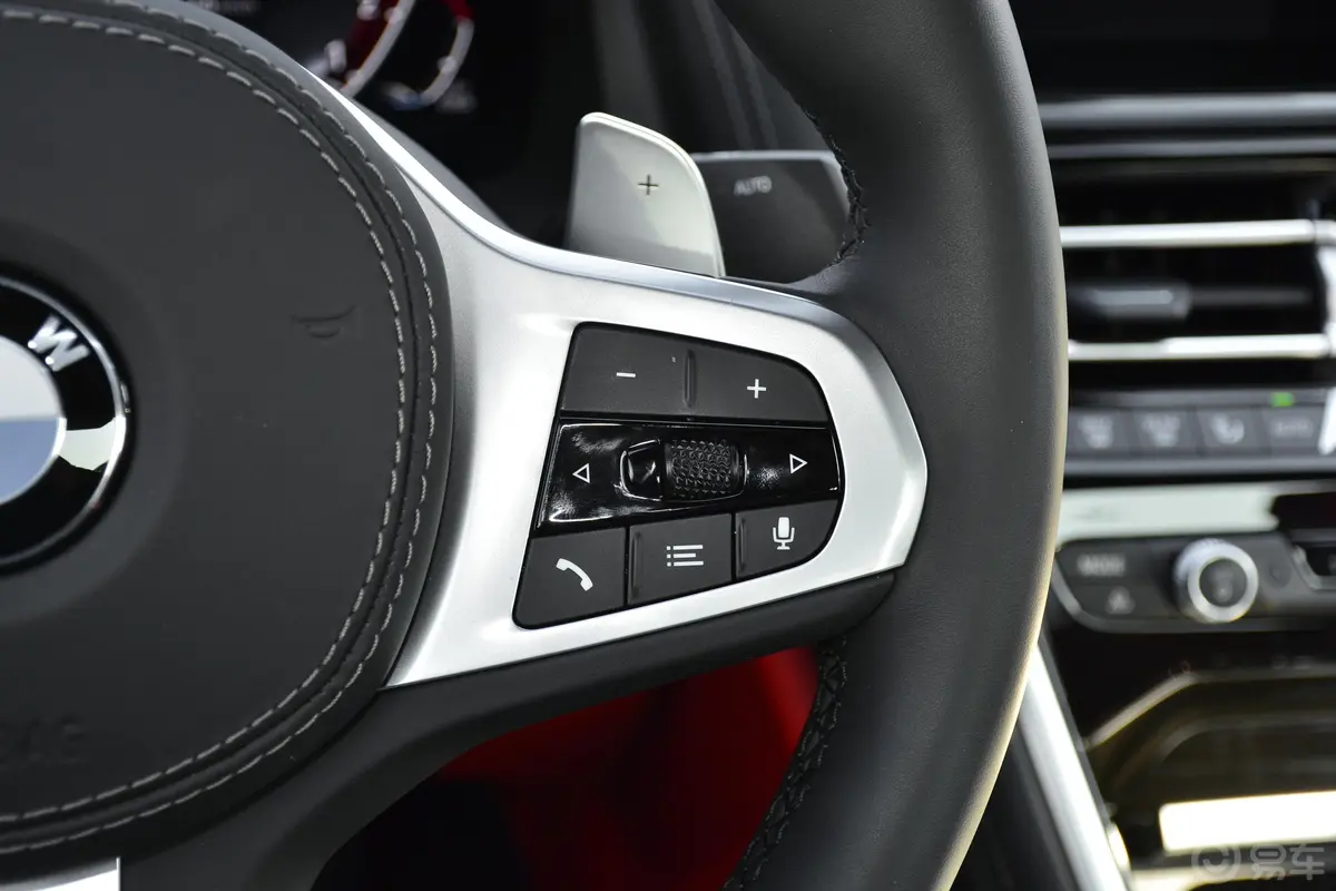 宝马8系改款 双门轿跑车 840i M运动套装右侧方向盘功能按键