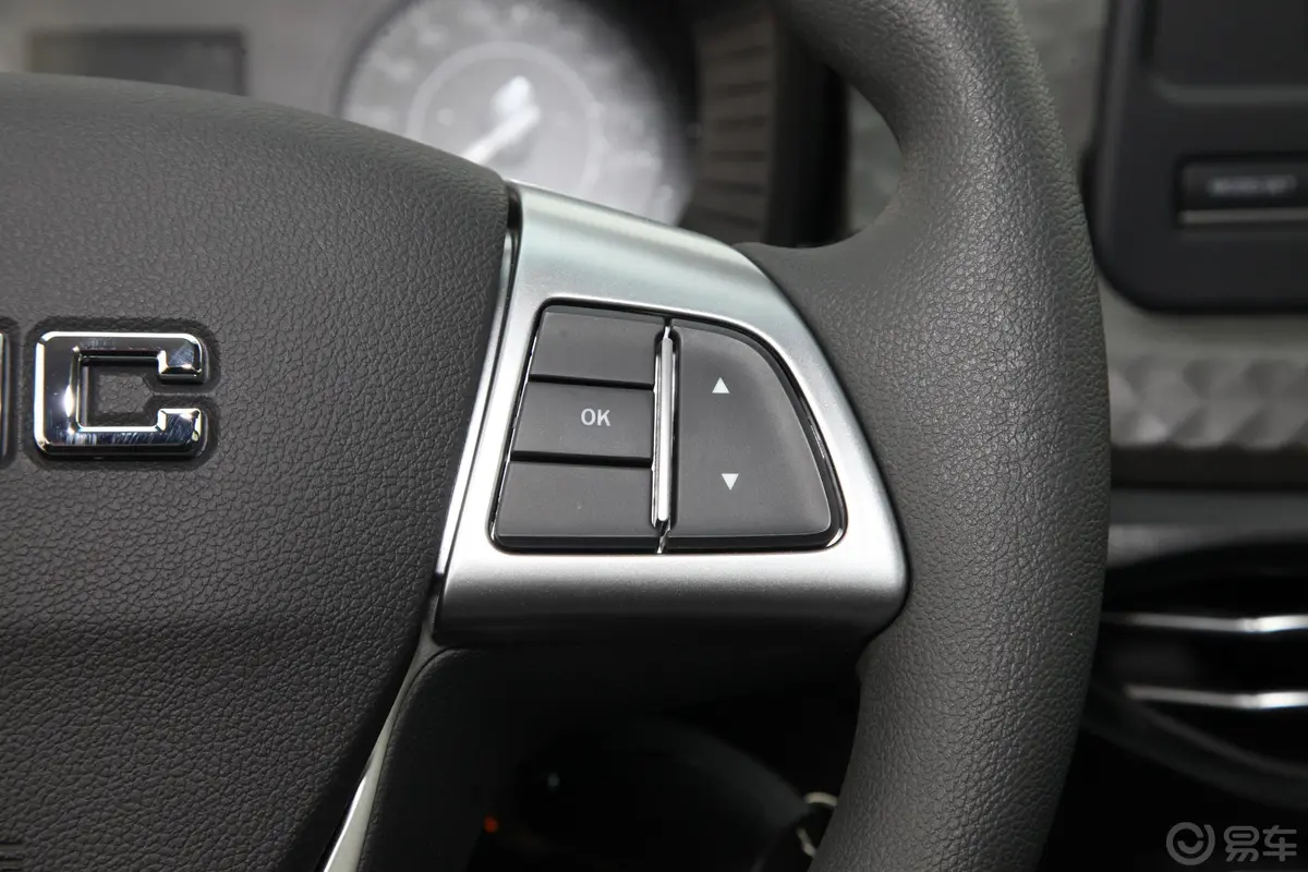 宝典大平层 1.8T 手动 两驱 长轴舒享版 汽油右侧方向盘功能按键