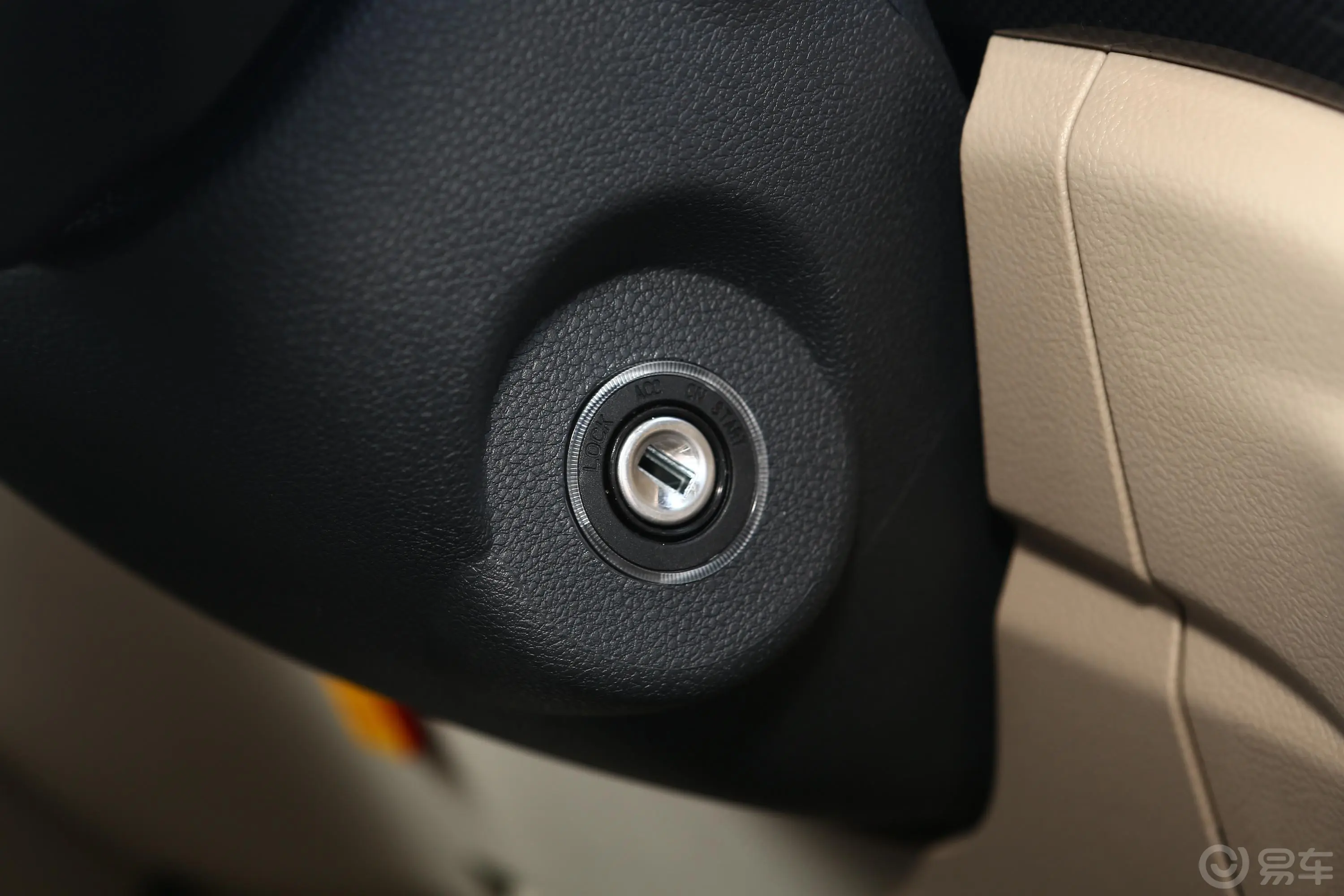 图雅诺智蓝商旅版客车 加长轴中顶 14座 79.92kWh钥匙孔或一键启动按键