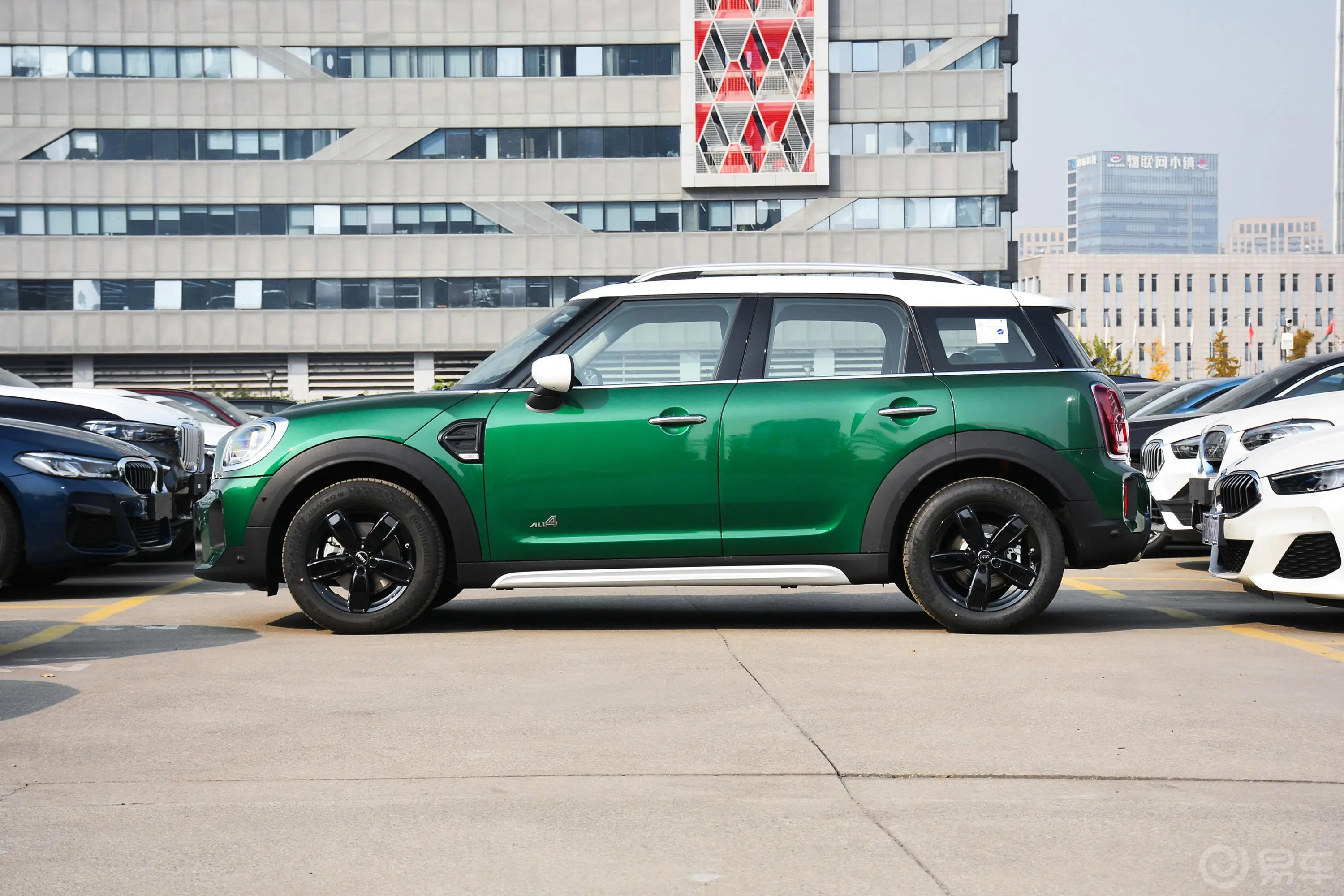 MINI COUNTRYMAN改款 1.5T COOPER ALL4正侧车头向右水平